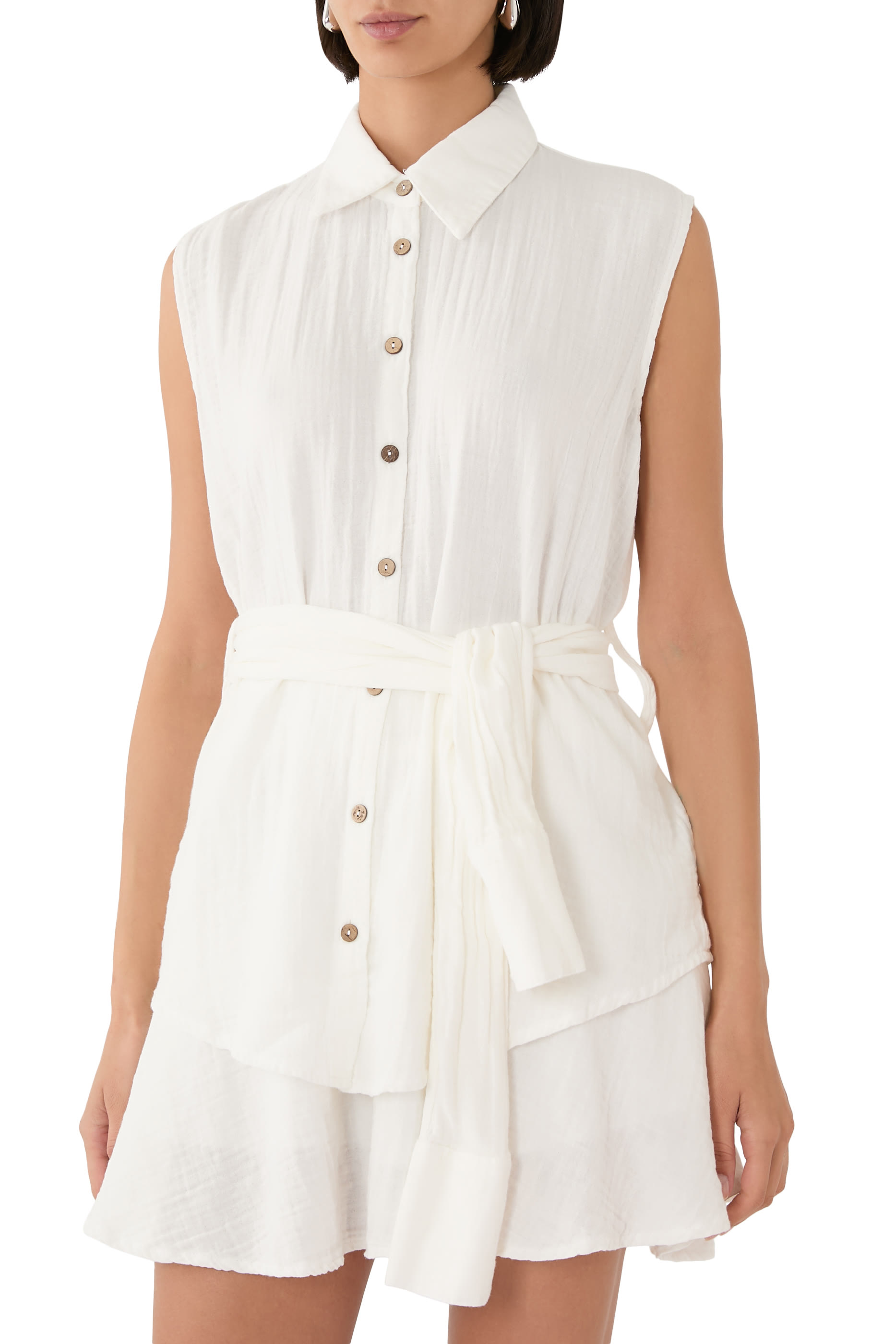 قميص بلا أكمام بعرى عند الخصر مع تنورة قصيرة