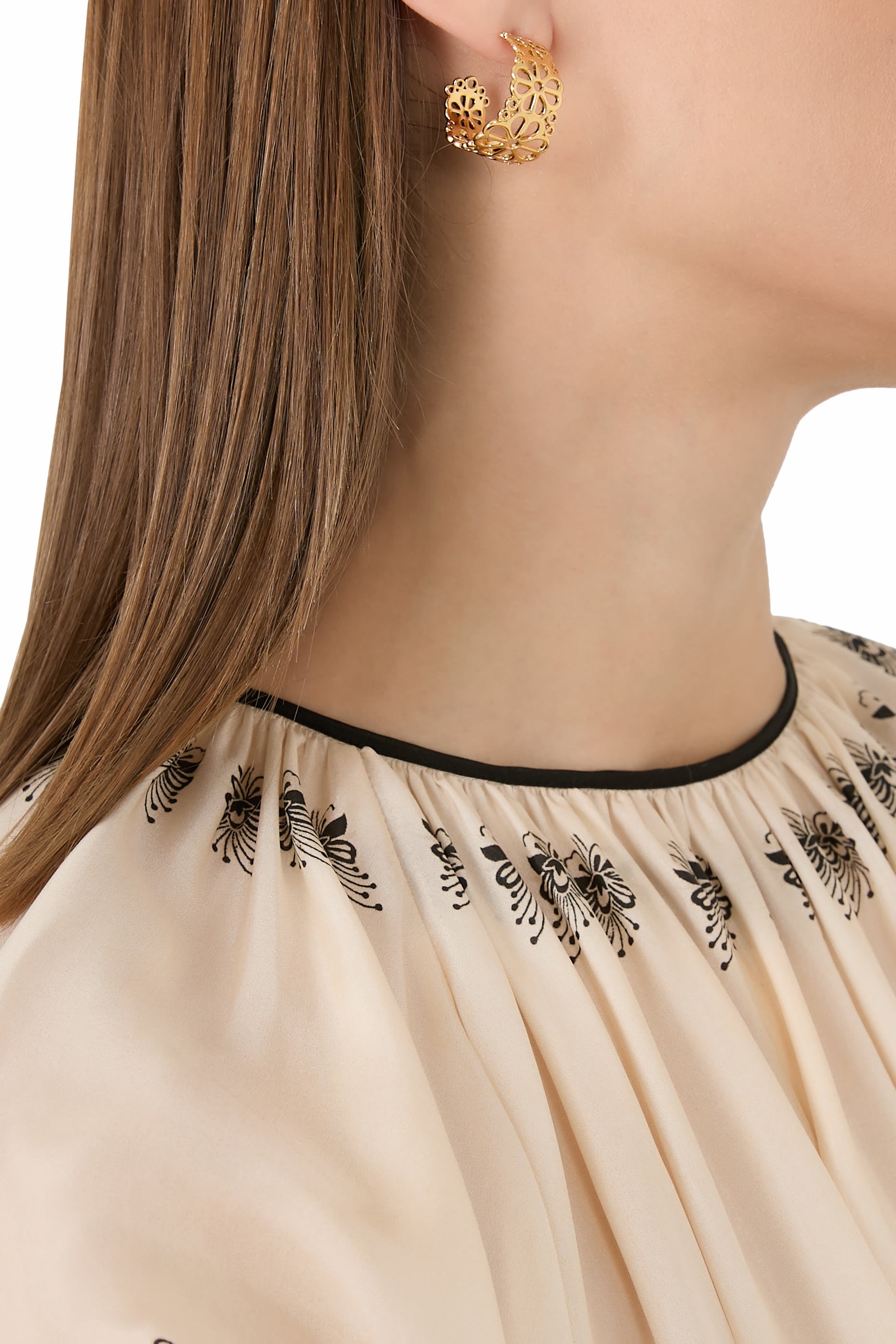 أقراط دائرية بفتحات وزهور بالشكل البستوني، معدن مطلي وفولاذ