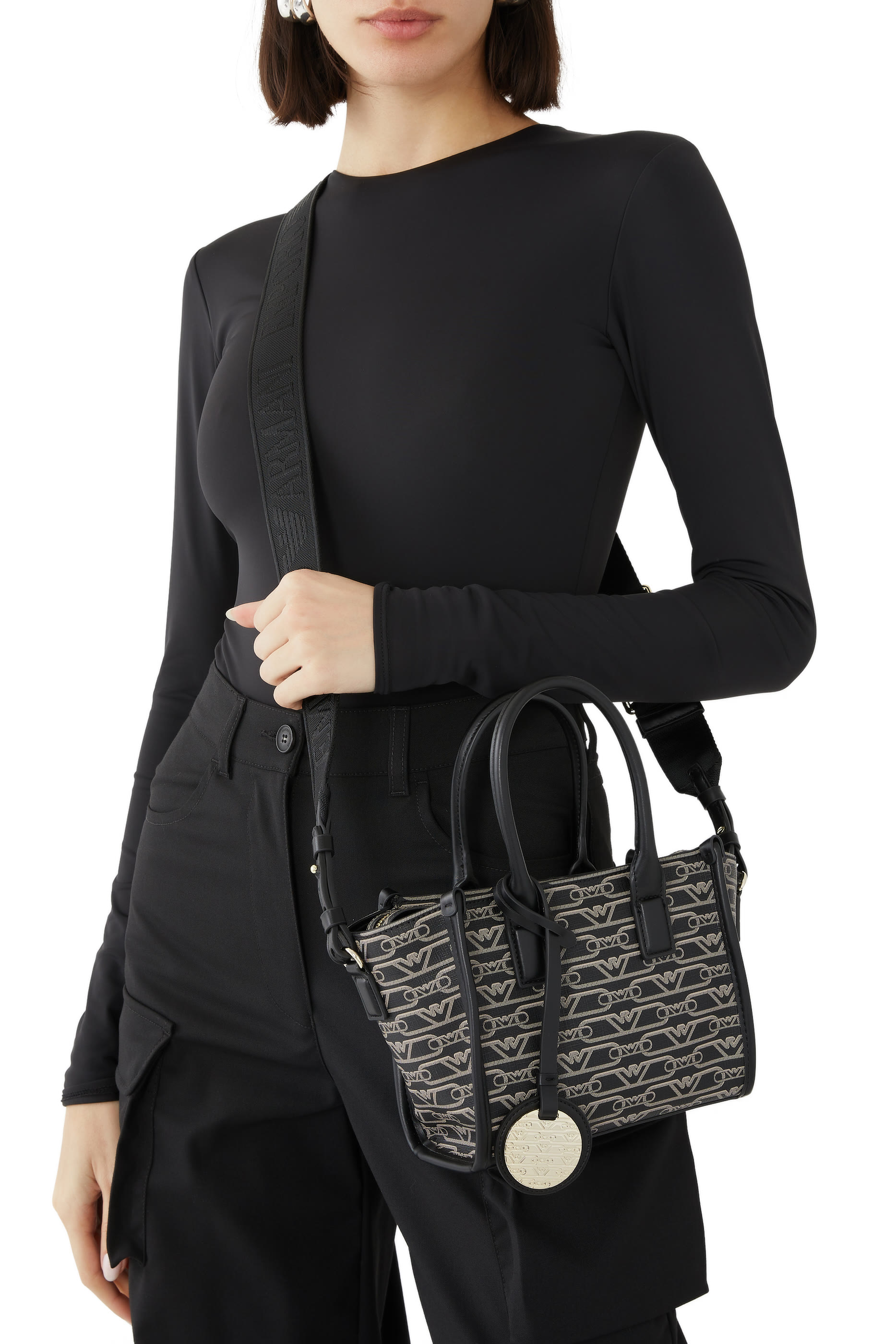 حقيبة يد بنقشة شعار الماركة