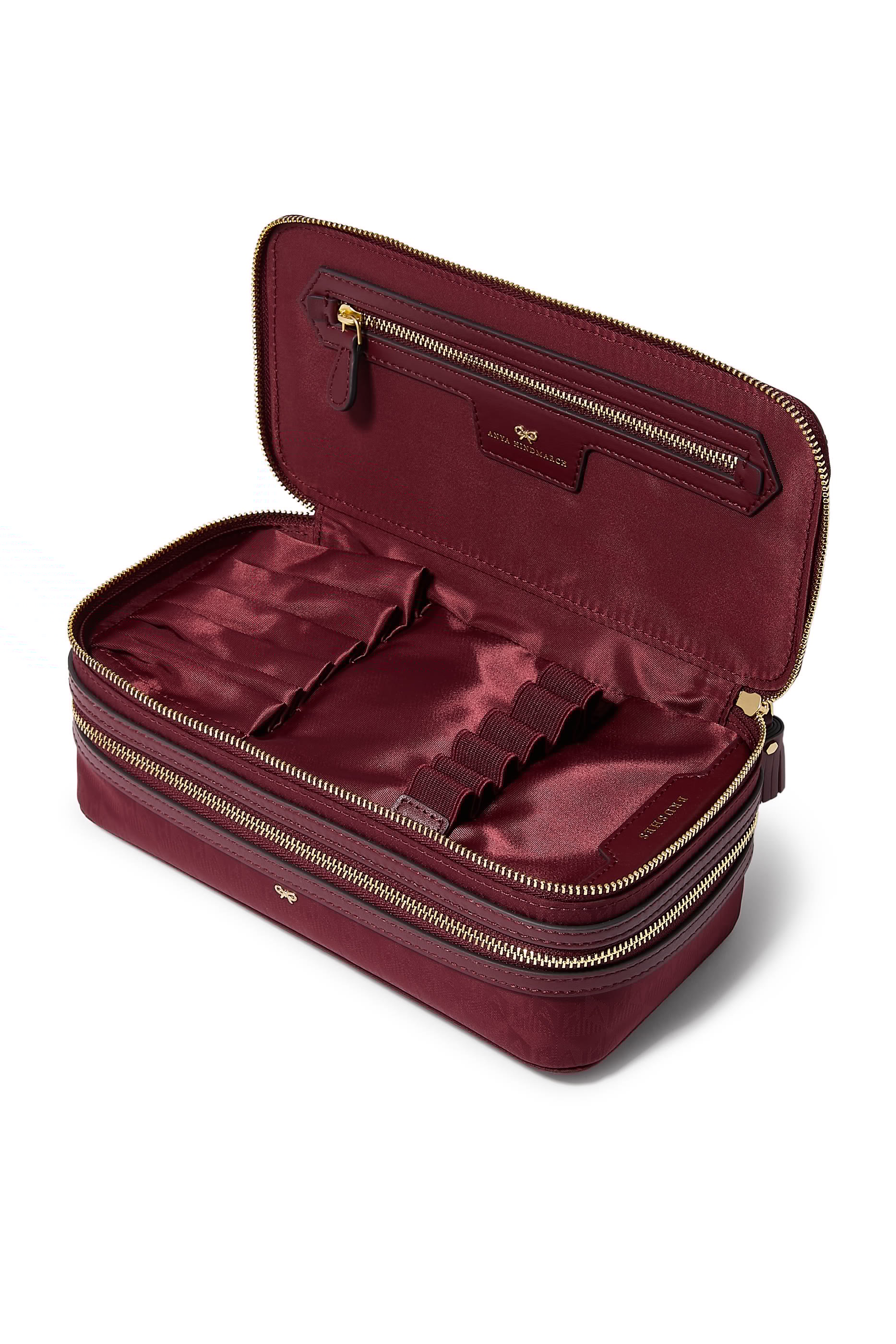 حقيبة مستحضرات تجميل بشعار الماركة