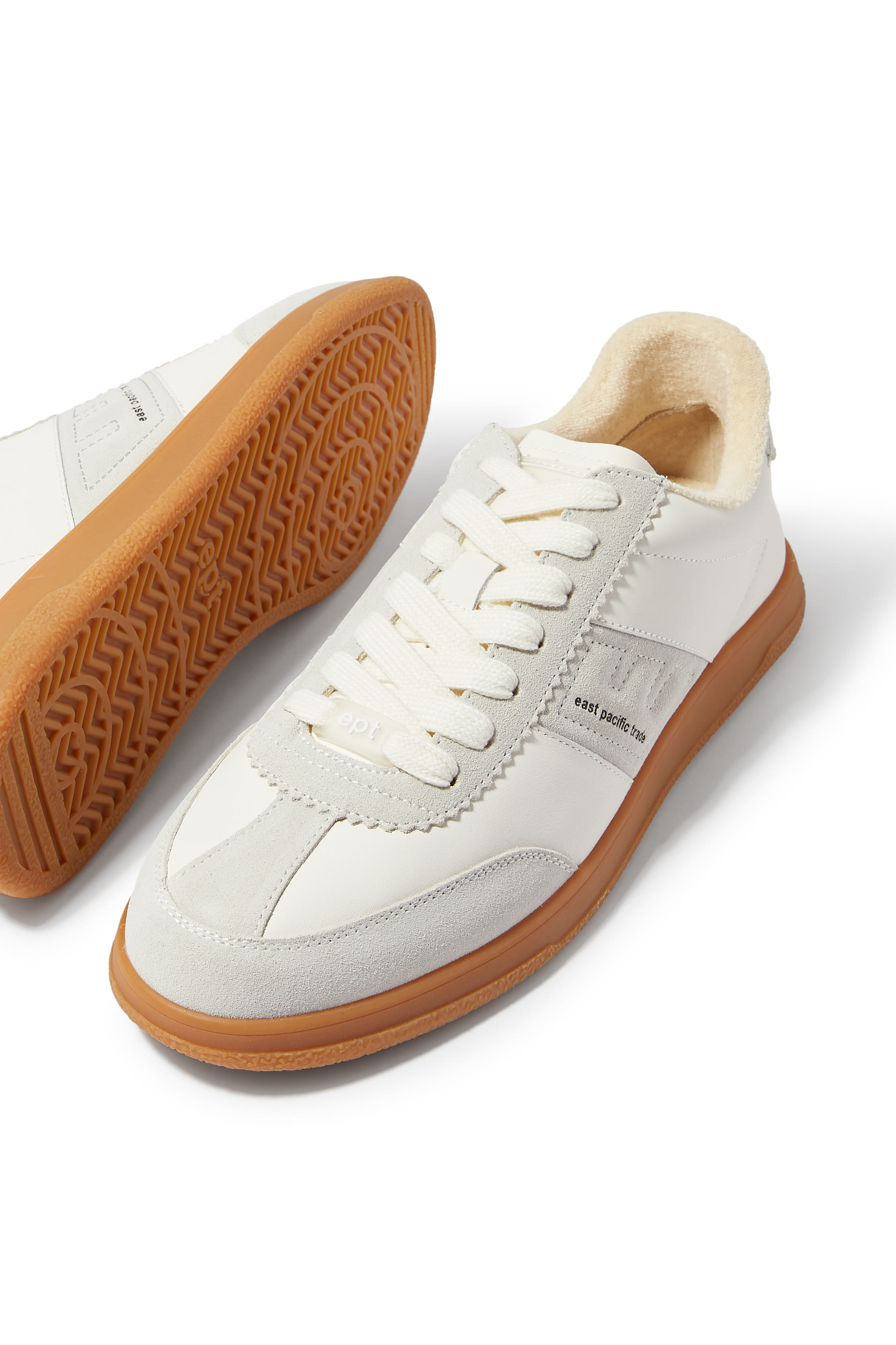 سنيكرز سانتوس