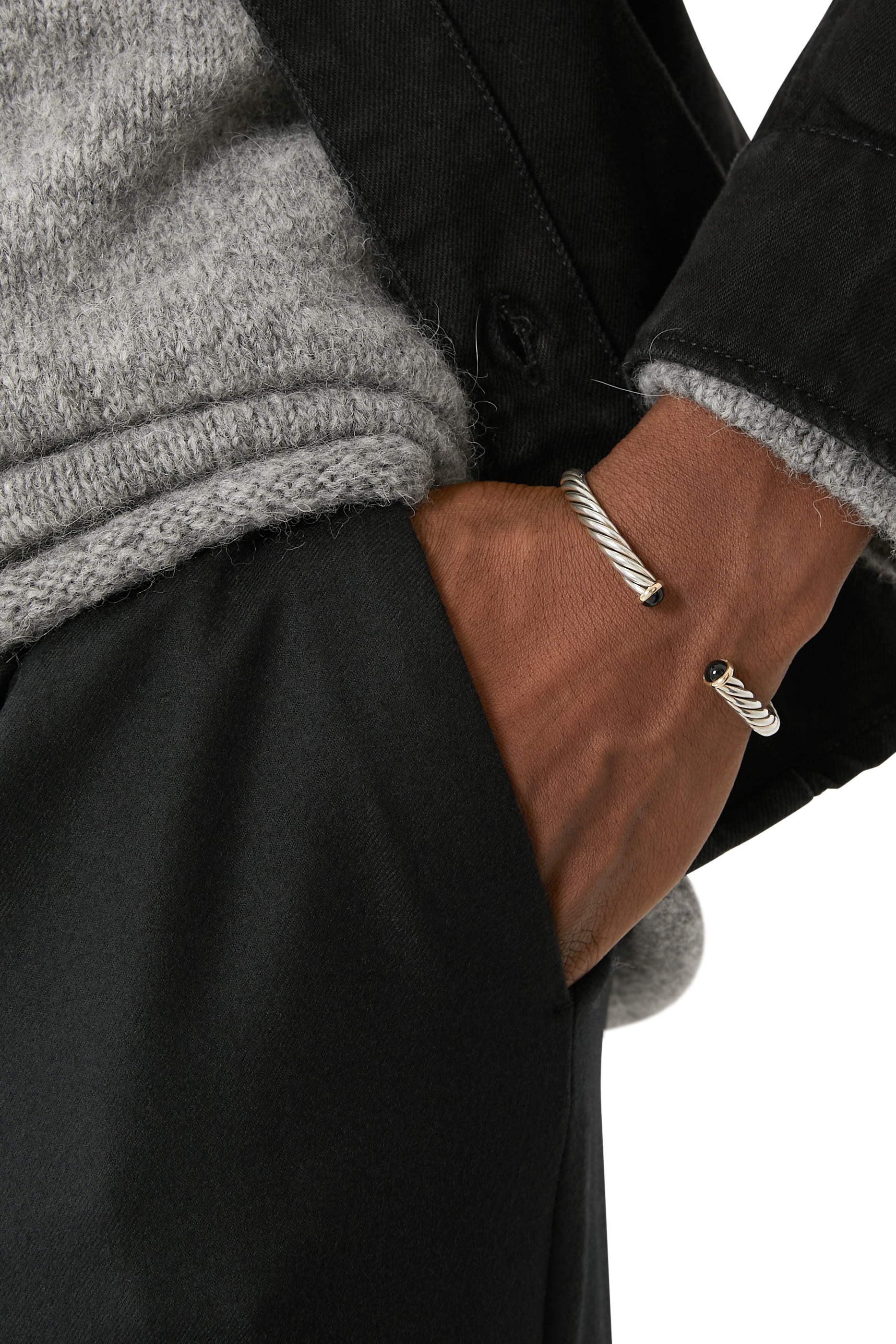 سوار كابل مفتوح مرصع بالعقيق الأسود ذهب أصفر عيار 18 وفضة استرلينية