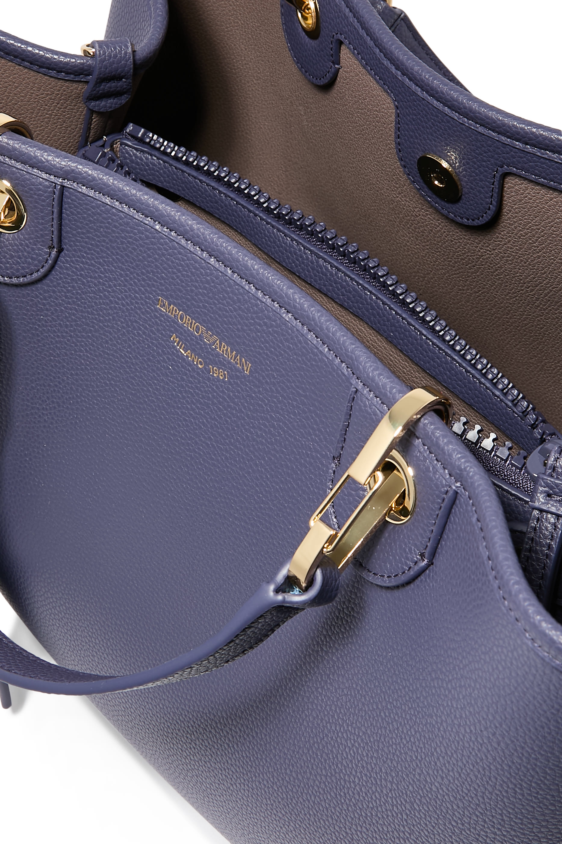 حقيبة يد بشعار الماركة