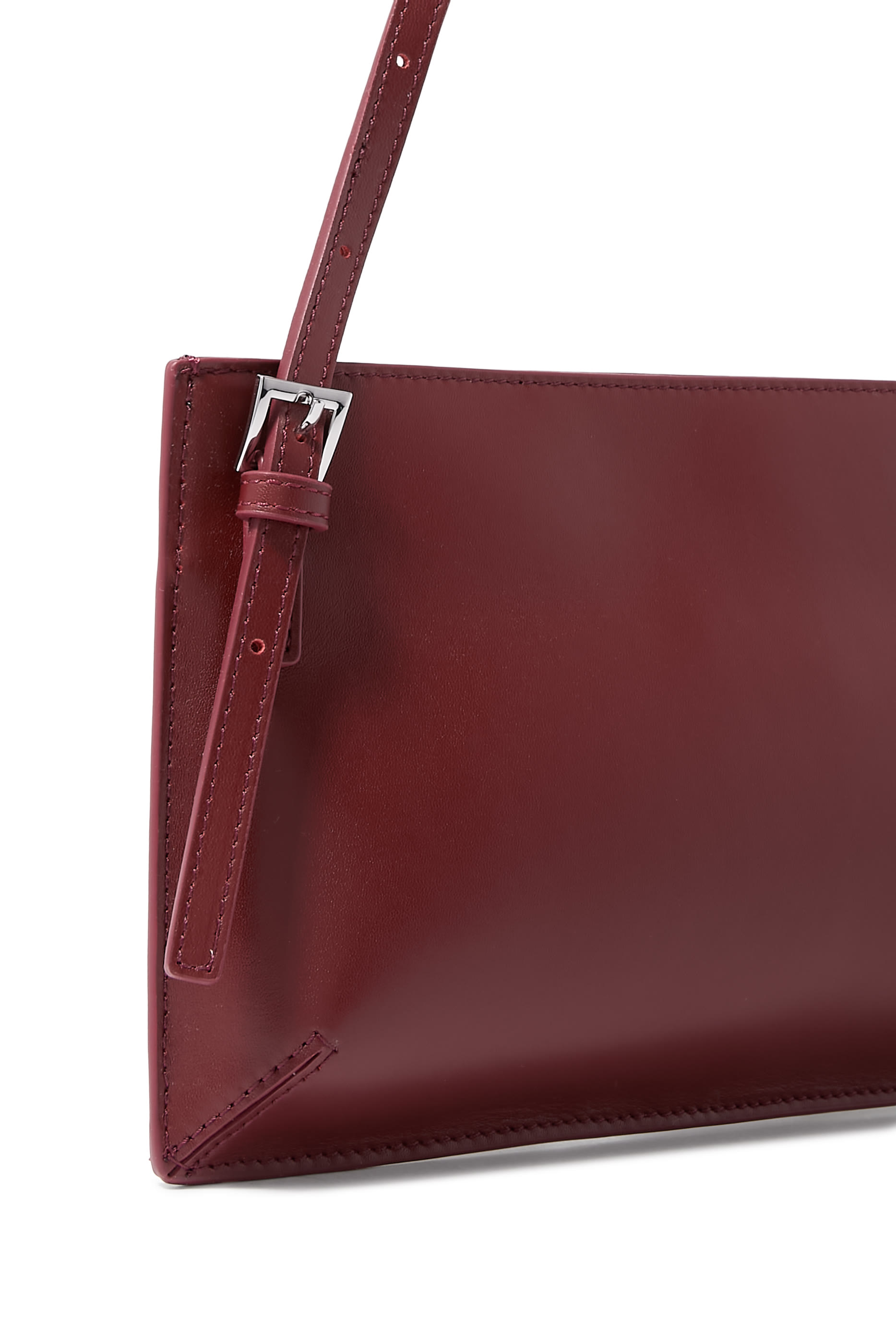 حقيبة بتصميم مستوحى من التسعينات وحزام