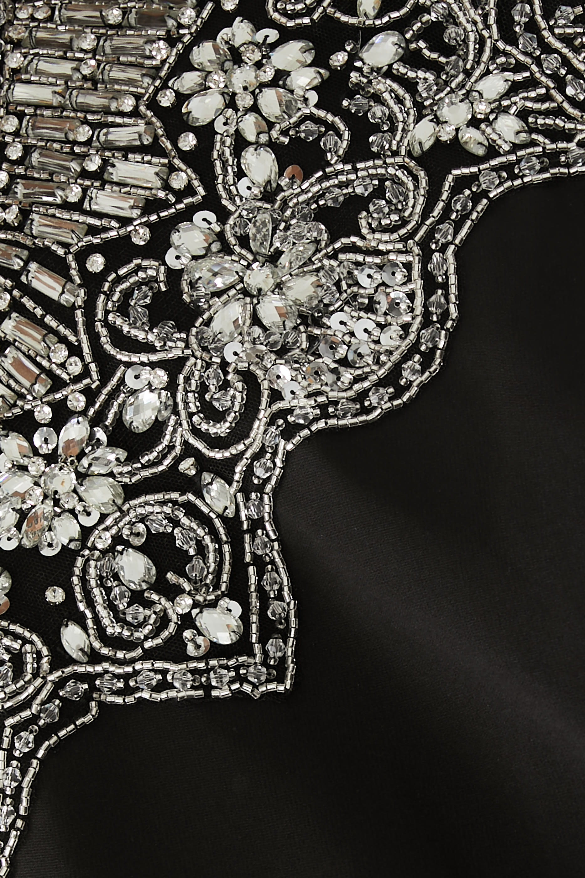 فستان سهرة بأكمام كاب