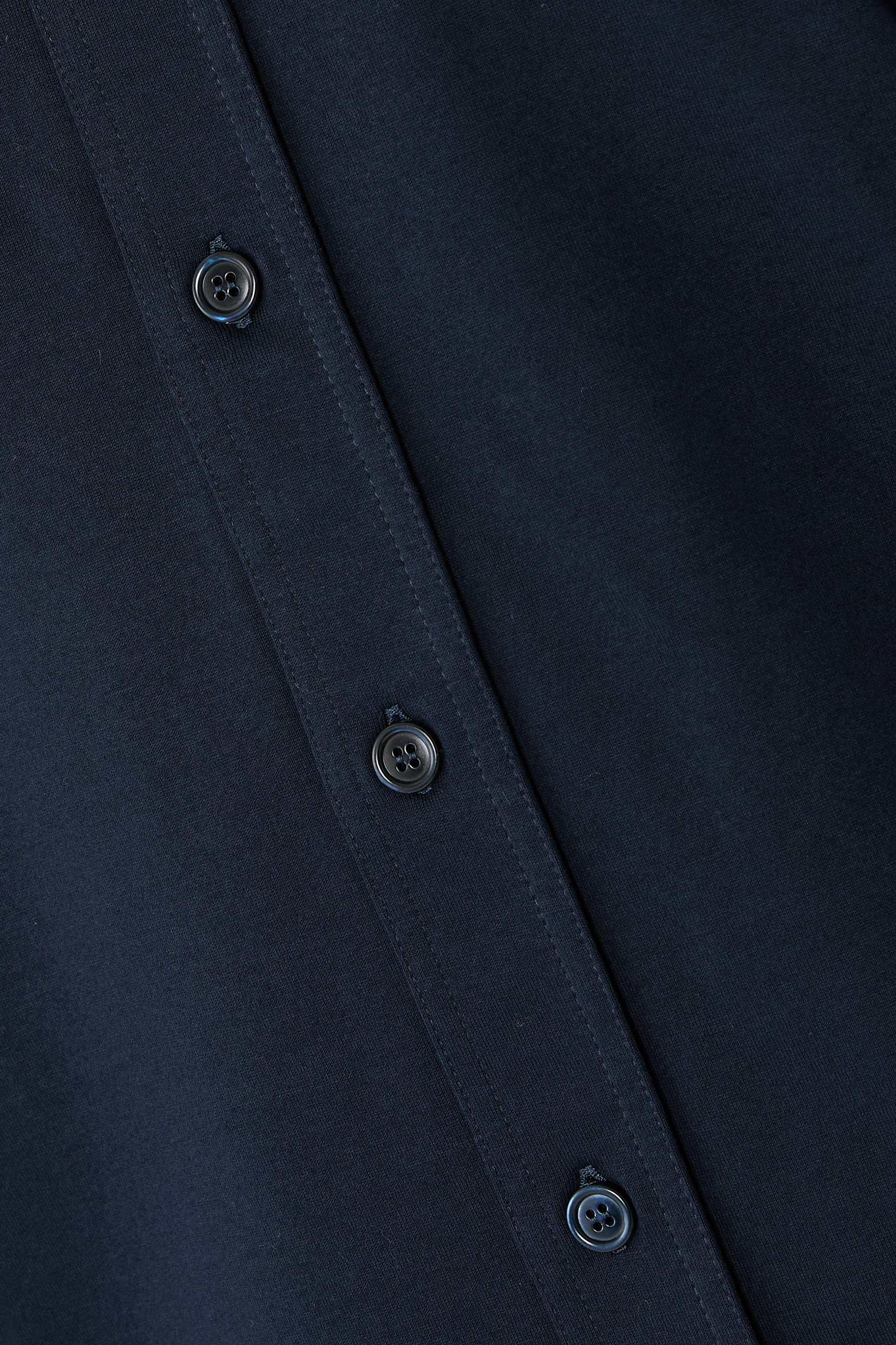 قميص بأكمام طويلة وأزرار