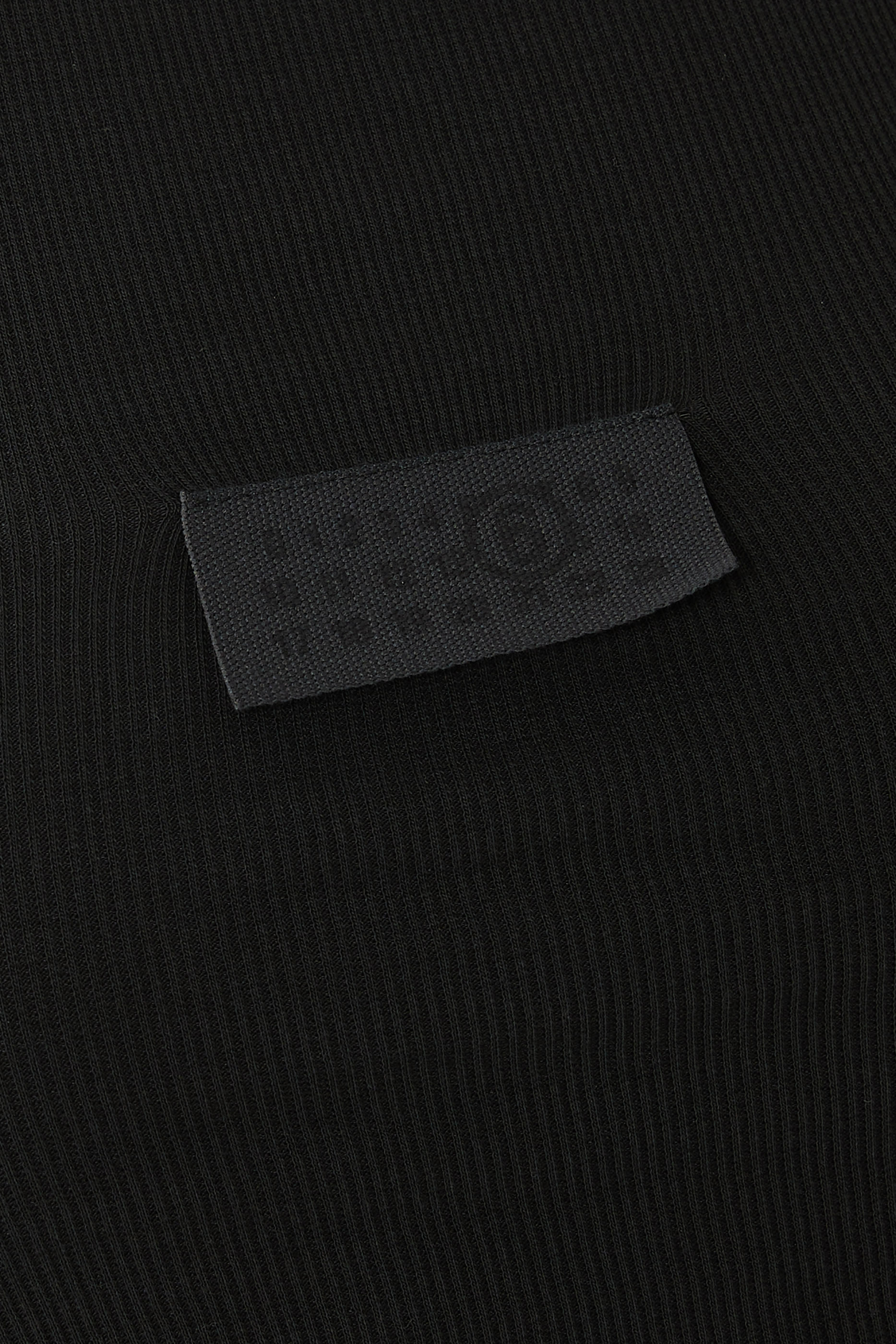 بلوزة مضلعة بلا أكمام