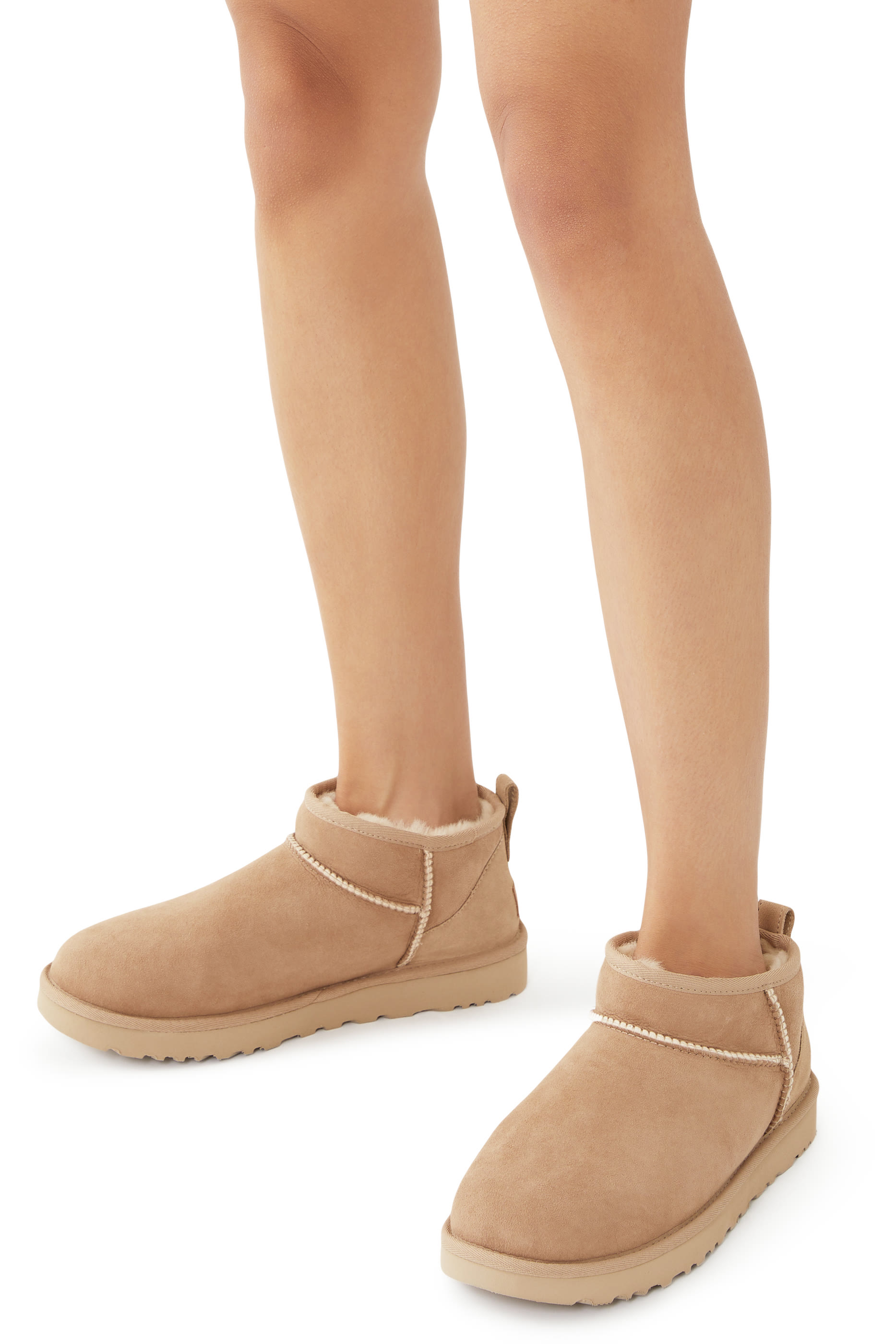 حذاء بوت كلاسيكي قصير للغاية