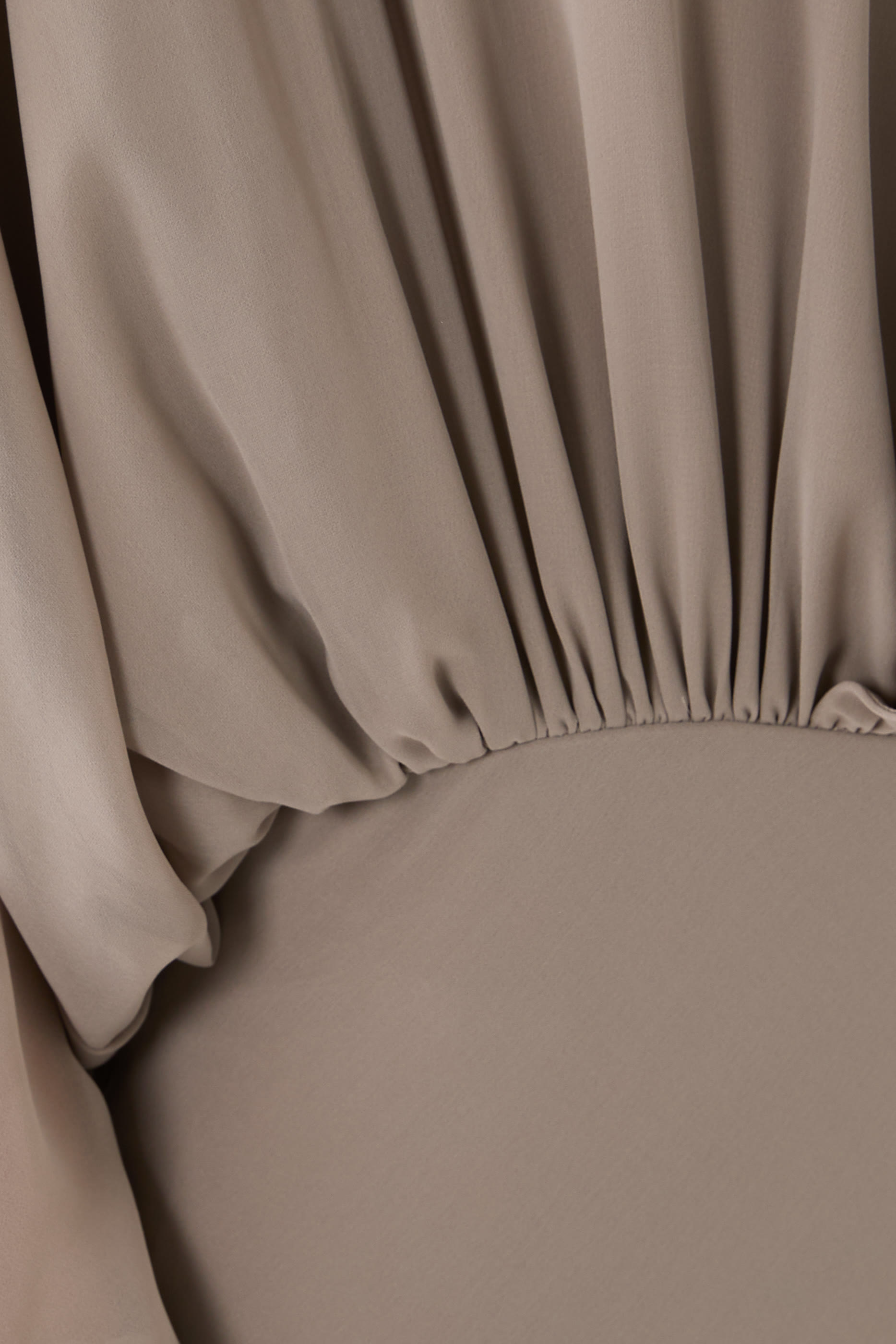 فستان طويل بأكمام طويلة شيفون