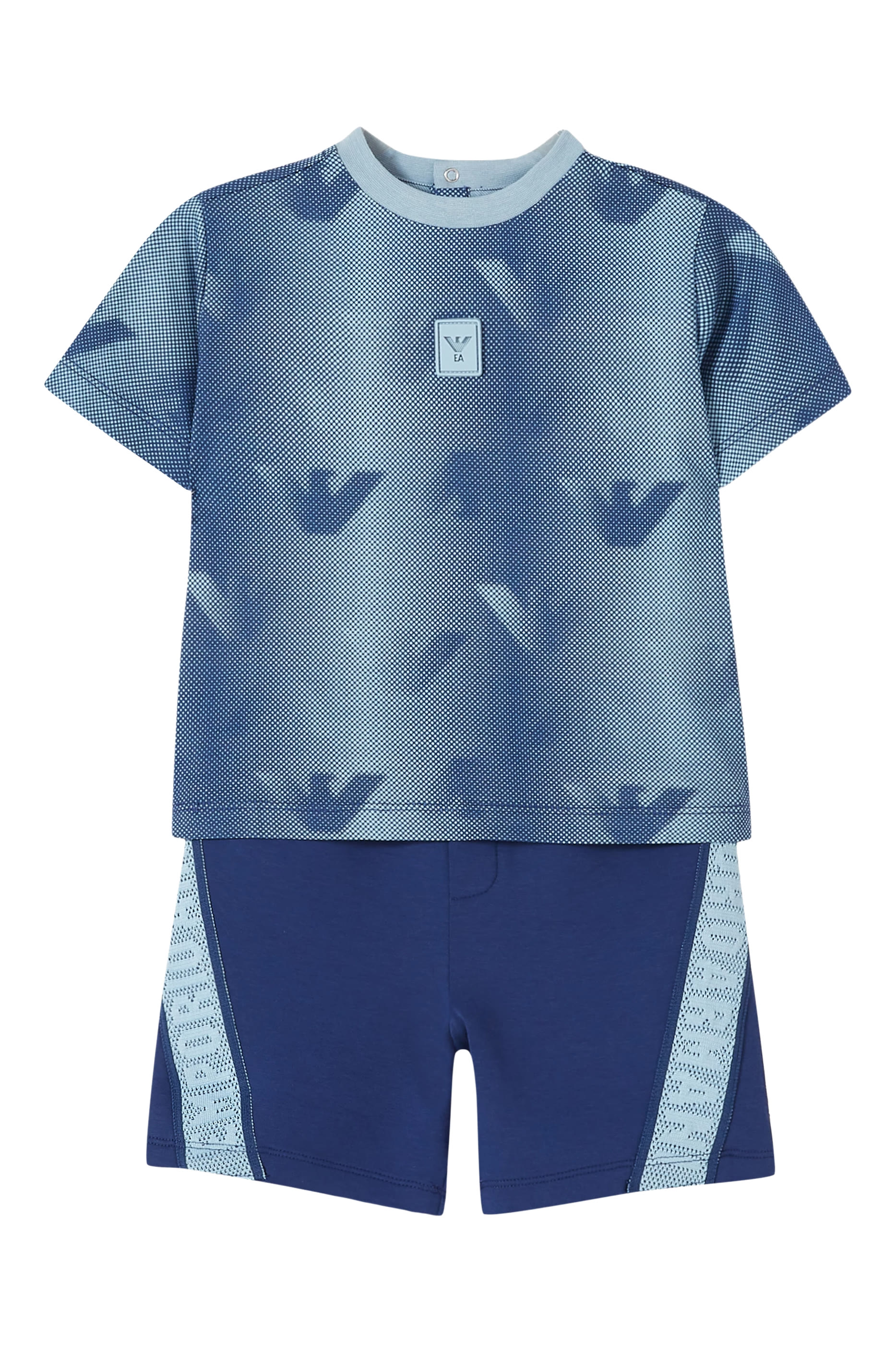 طقم تيشيرت وشورت بشعار الماركة للأطفال