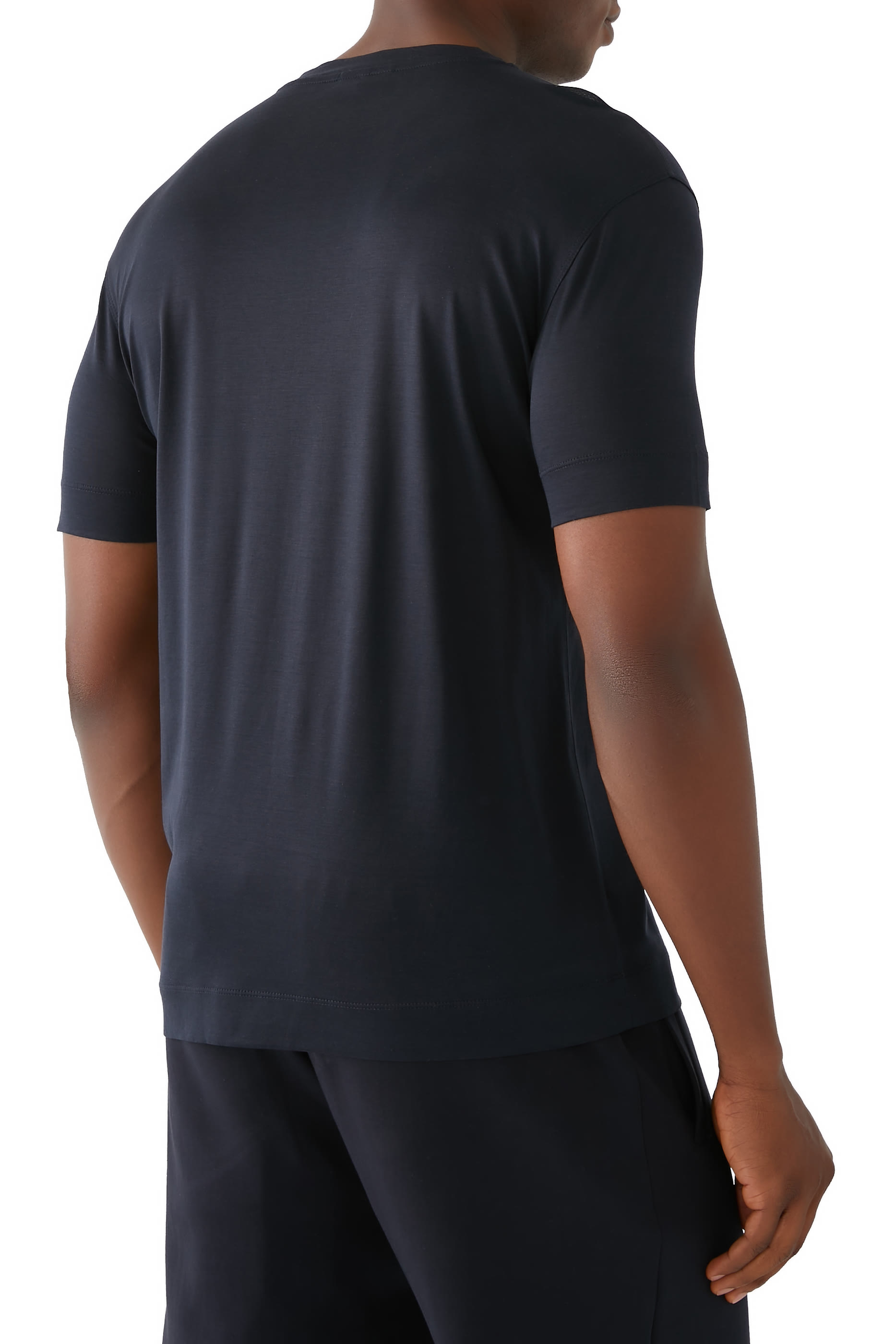 تيشيرت بطبعة شعار الماركة وياقة ضيقة