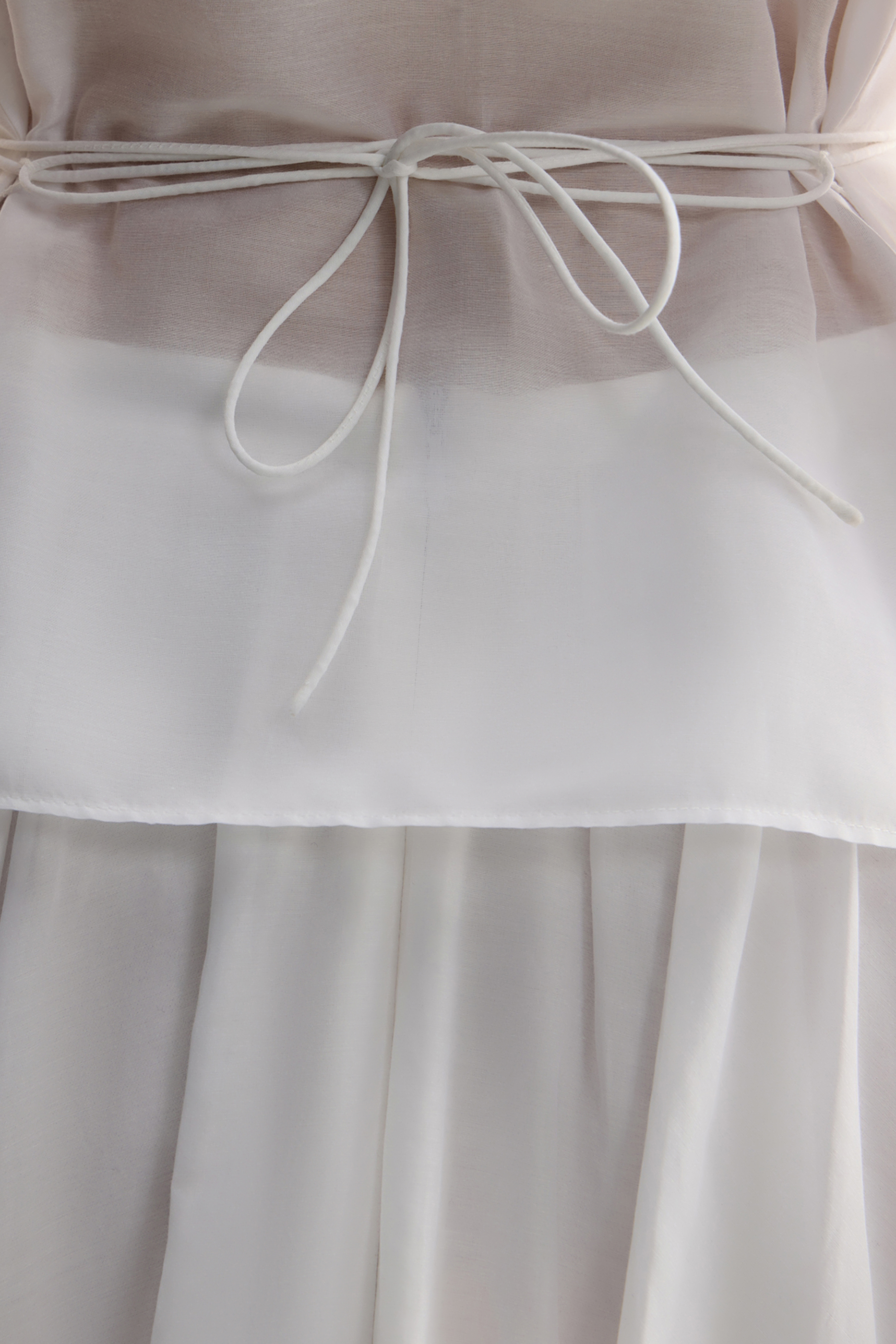 بلوزة بأزرار للإغلاق وحزام