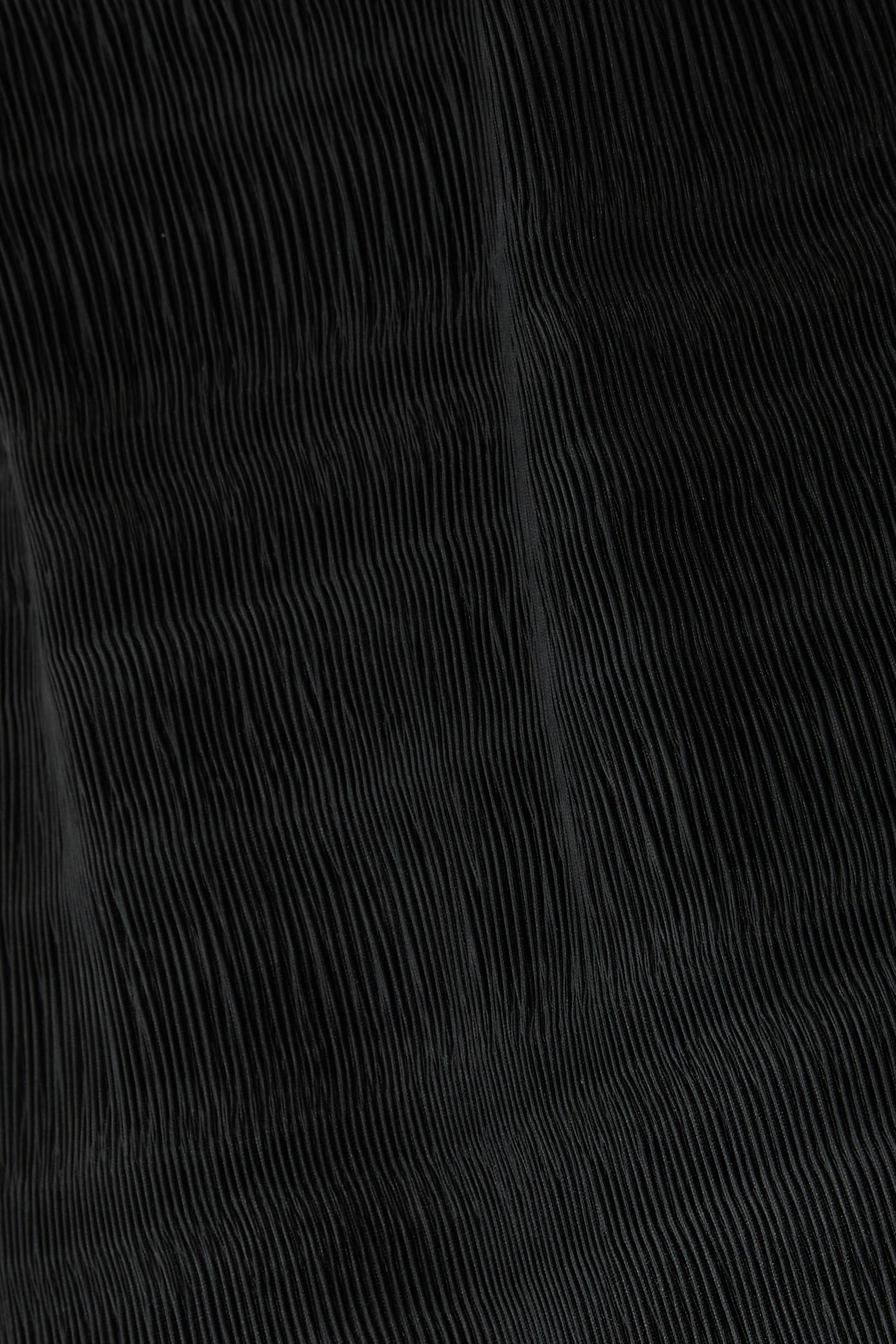 بلوزة بظهر مفتوح وطيات