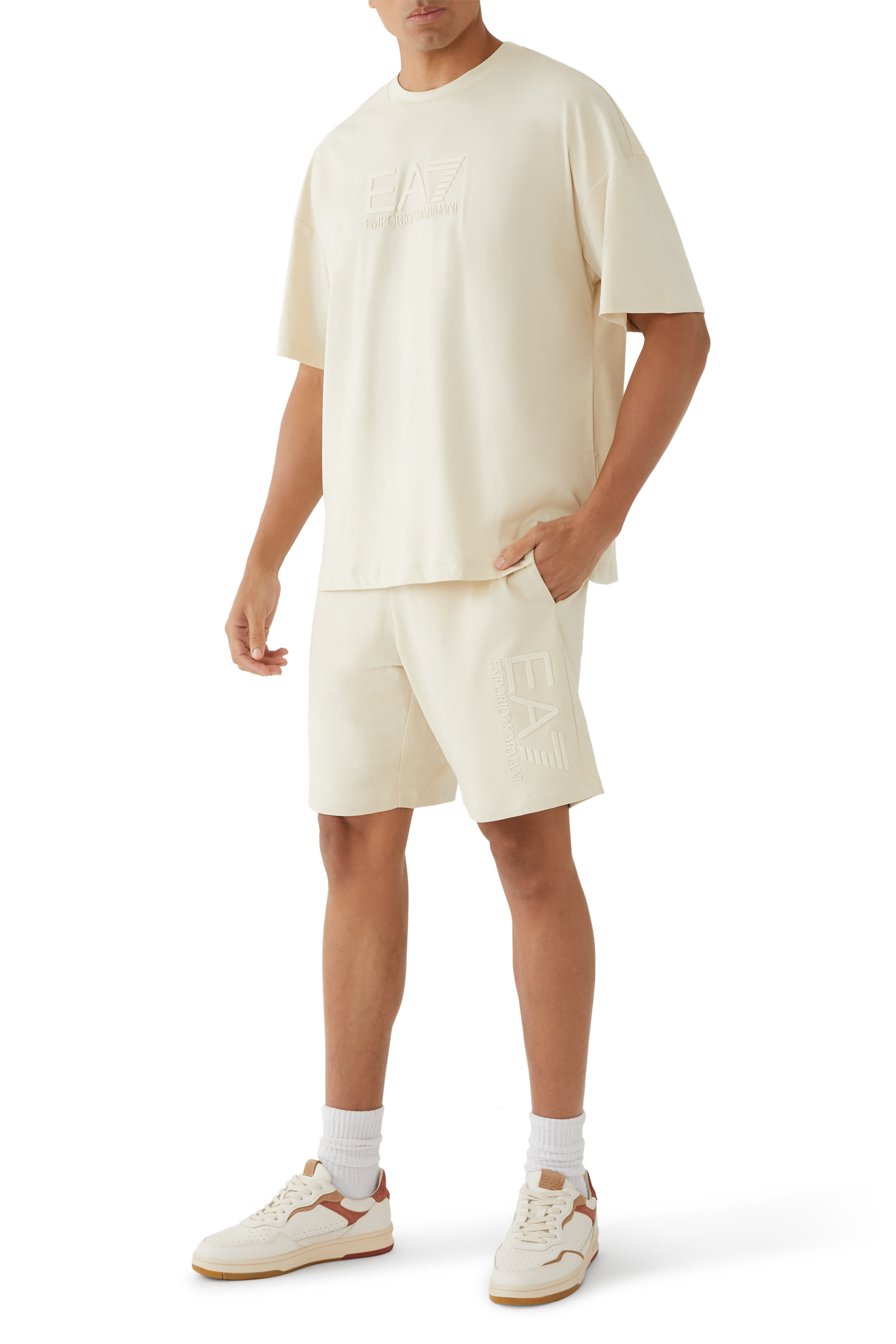 شورت بشعار الماركة