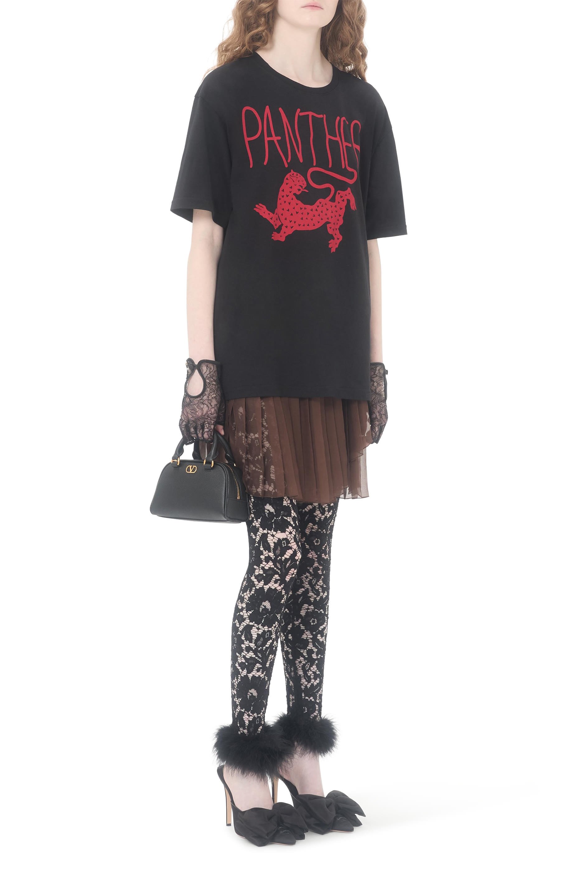 حقيبة صغيرة بحلية شعار الماركة