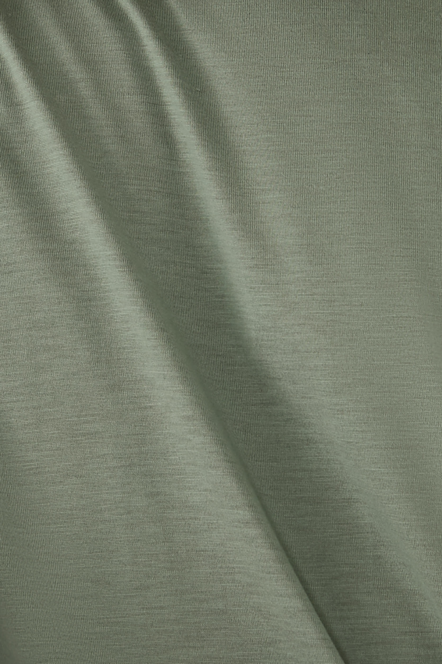 تيشيرت بياقة ضيقة