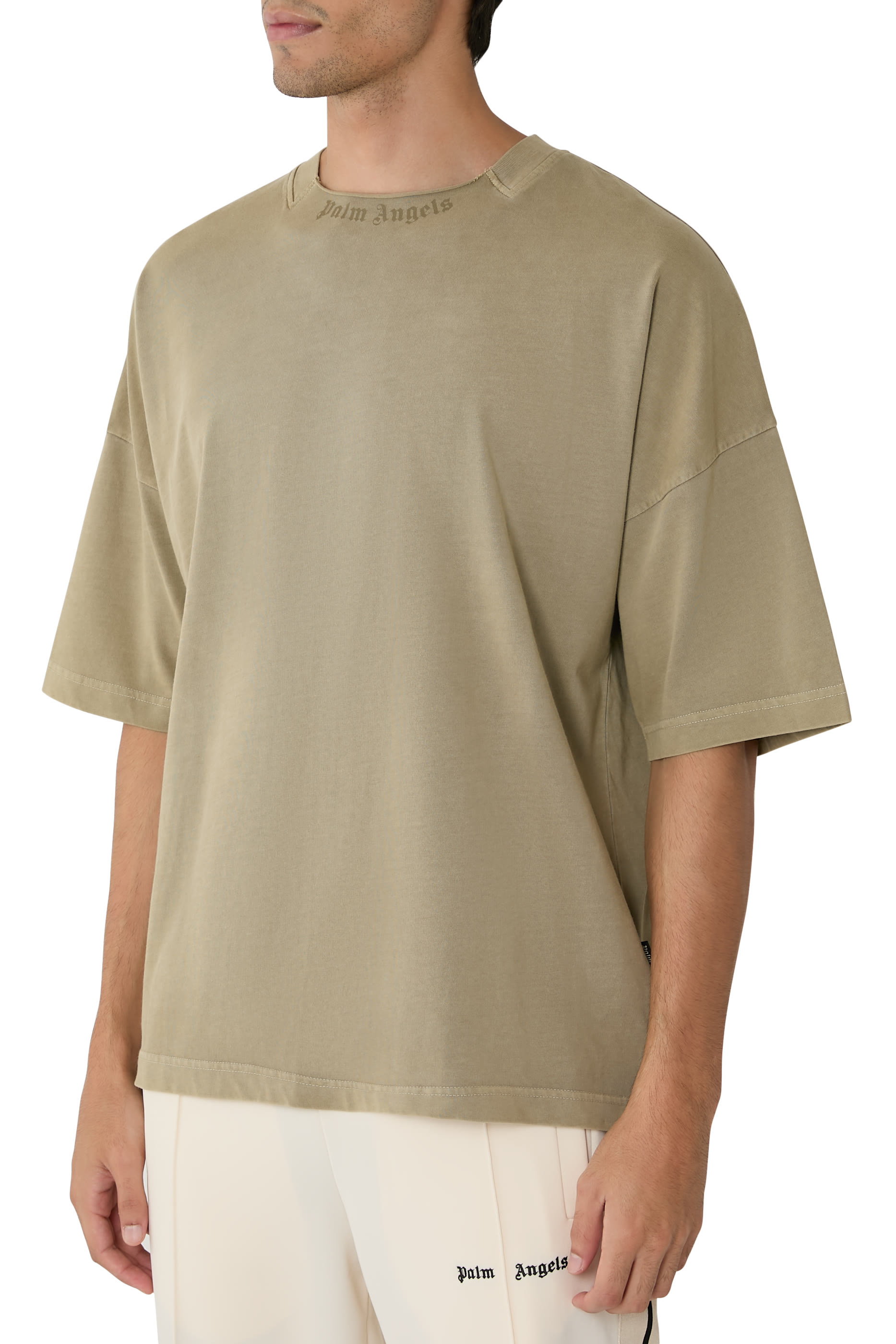 تيشيرت بشعار الماركة بتصميم مقوس