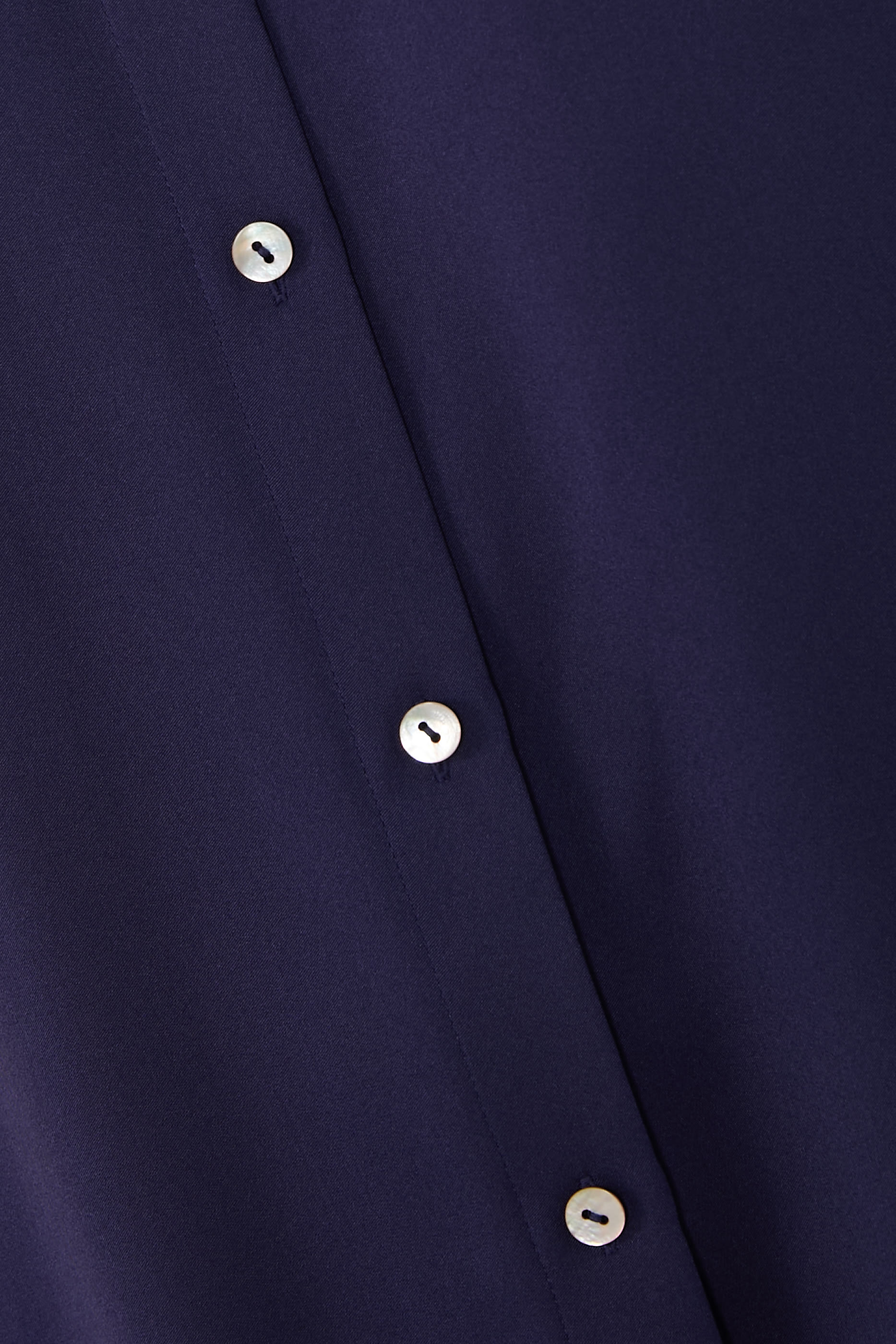 قميص كلاسيكي بقصة ضيقة