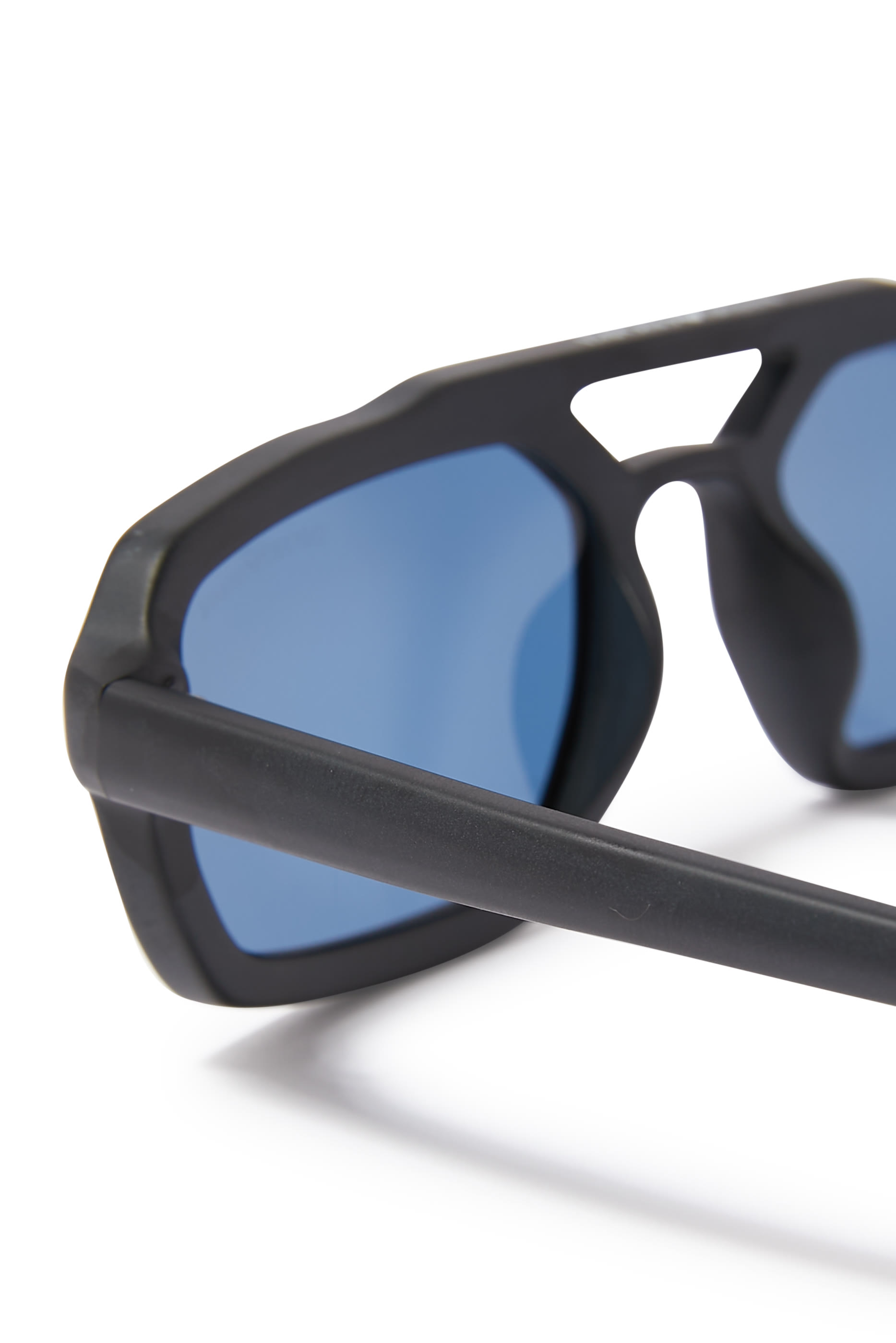 نظارة شمسية بإطار بتصميم هندسي