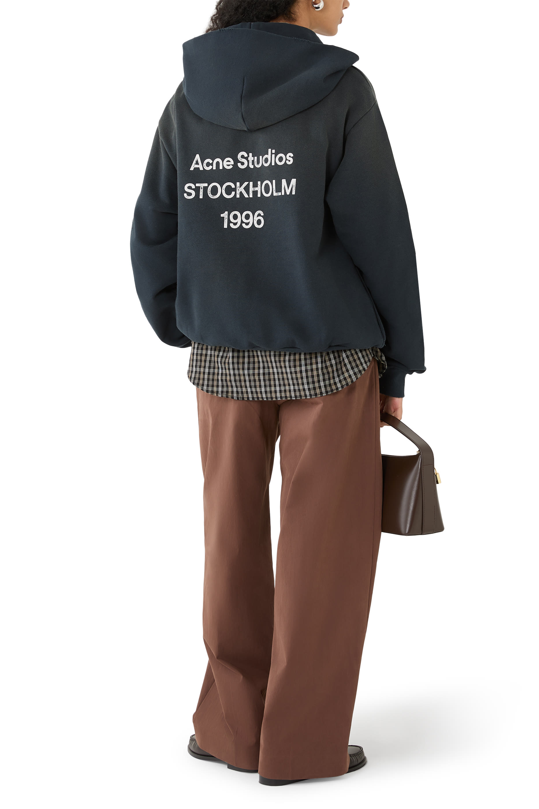 كنزة بغطاء رأس وشعار الماركة