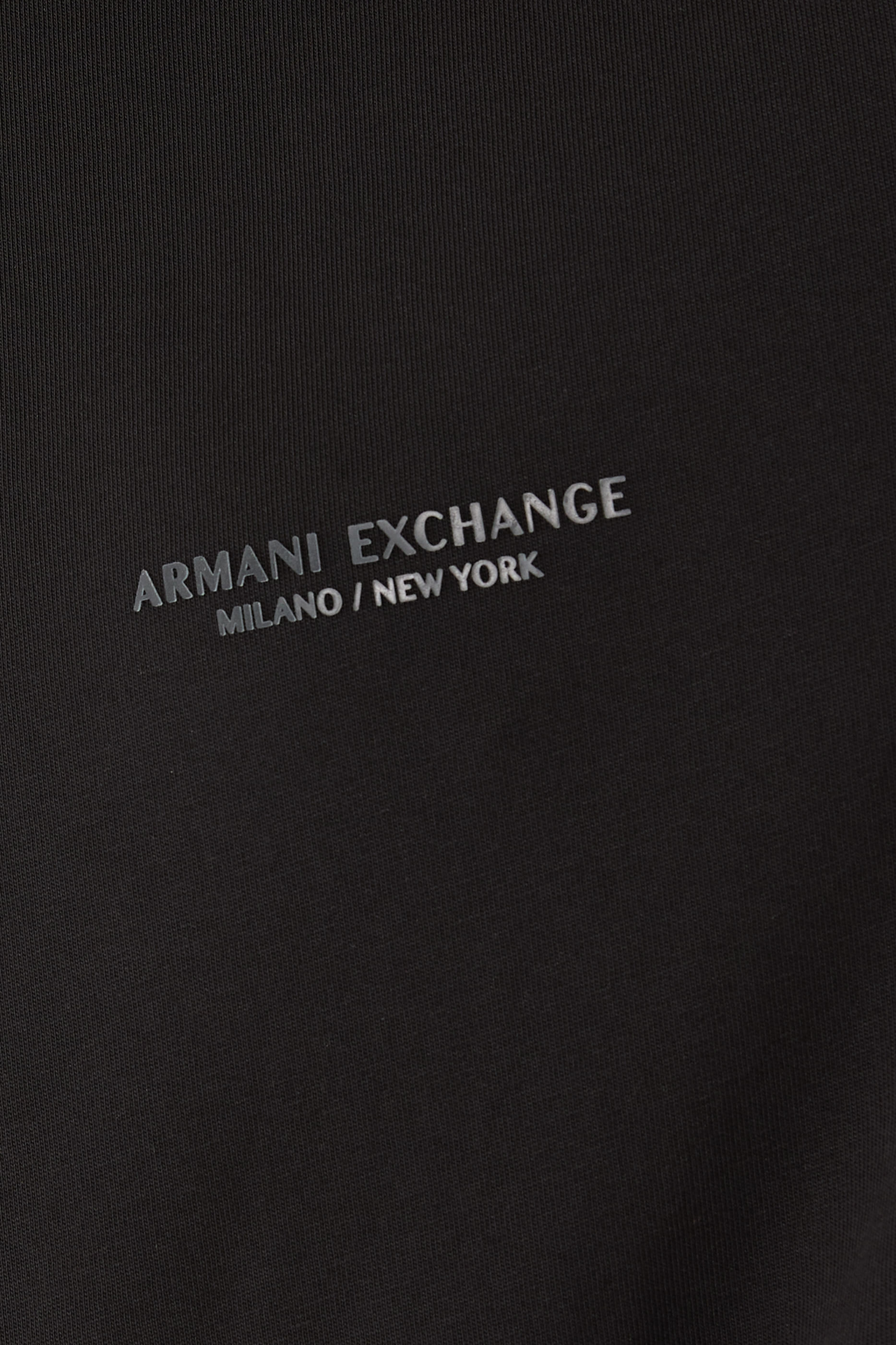 تيشيرت بقصة عادية وشعار الماركة