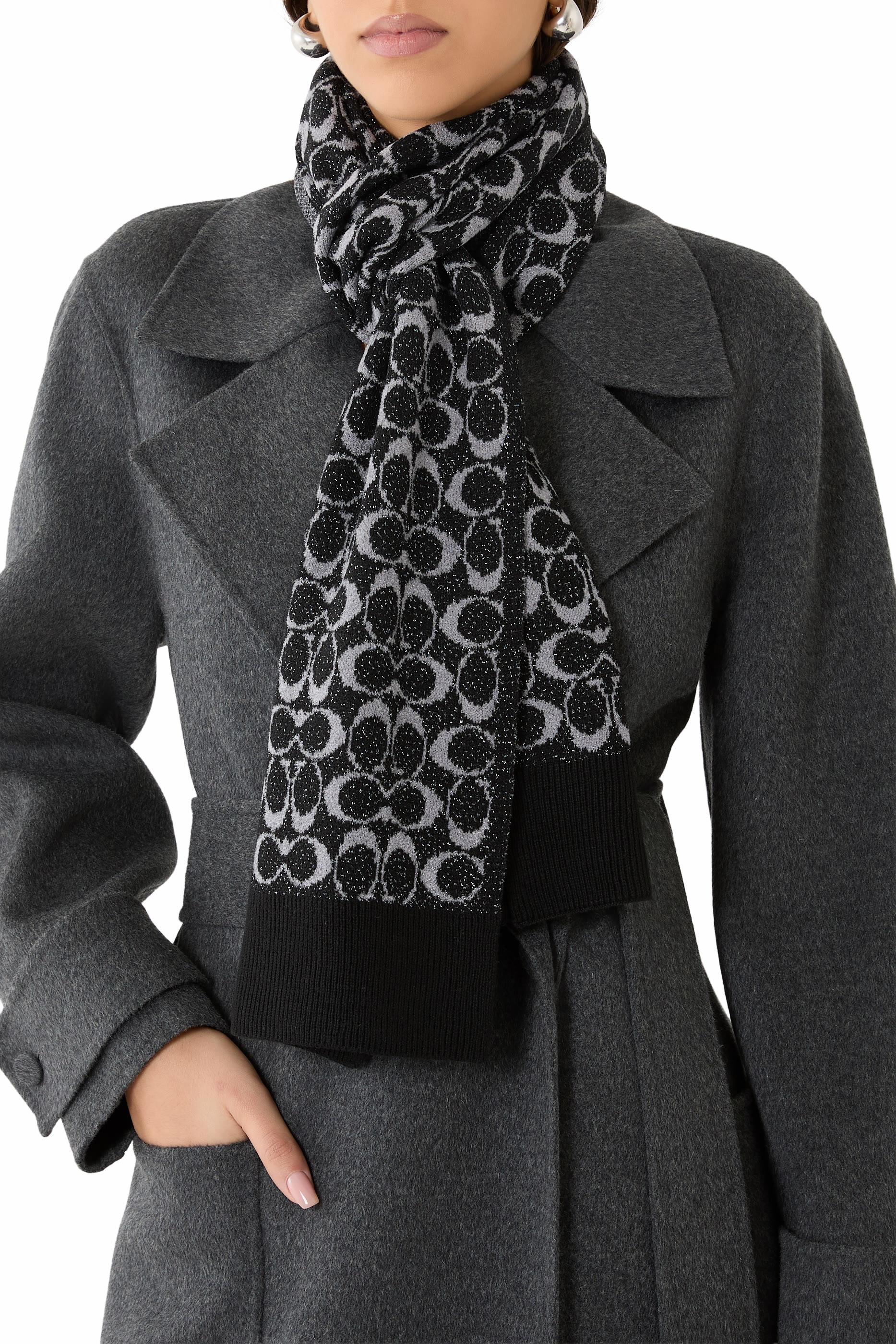 وشاح بنقشة حرف شعار الماركة