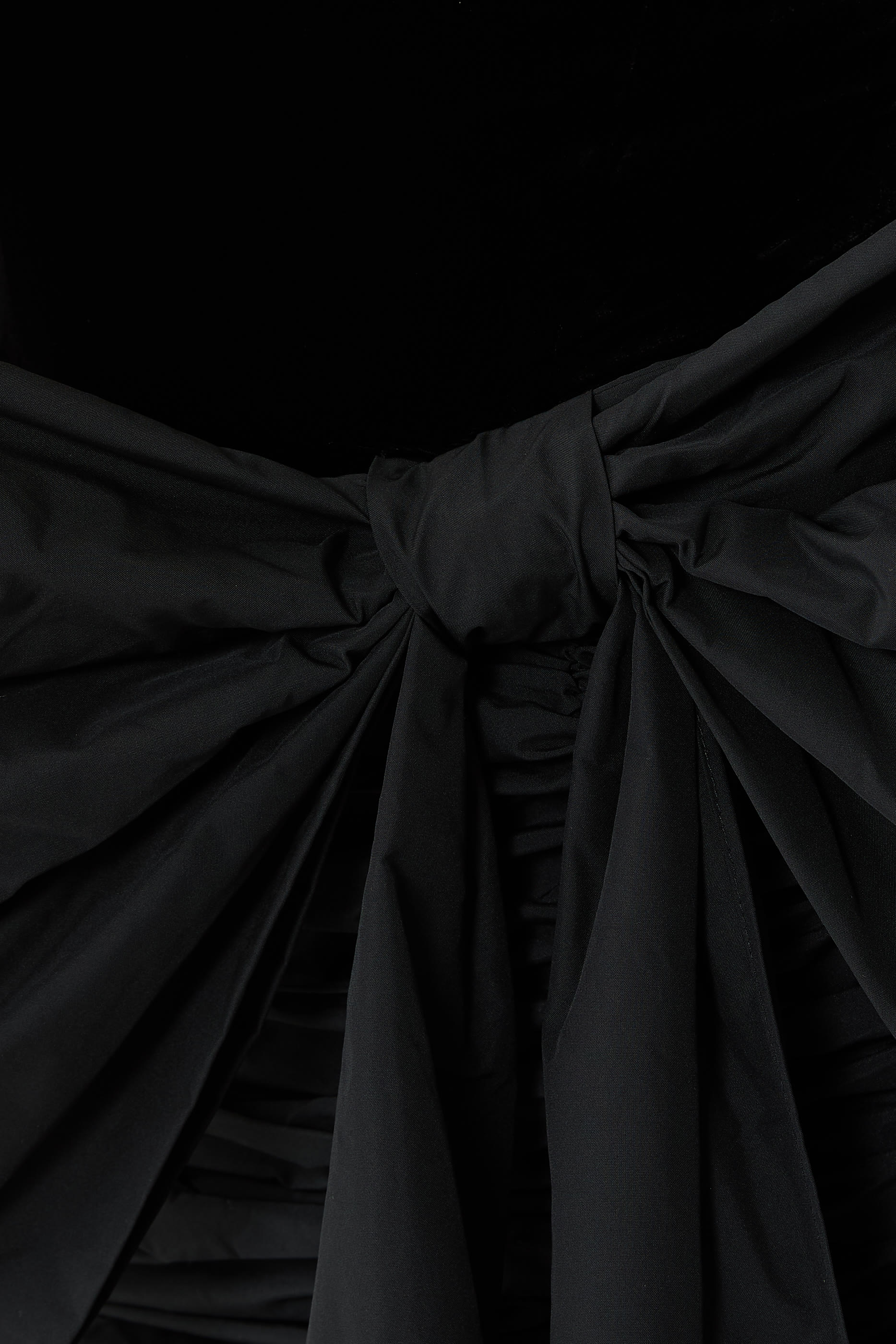 فستان قصير بفيونكة قماش مخملي