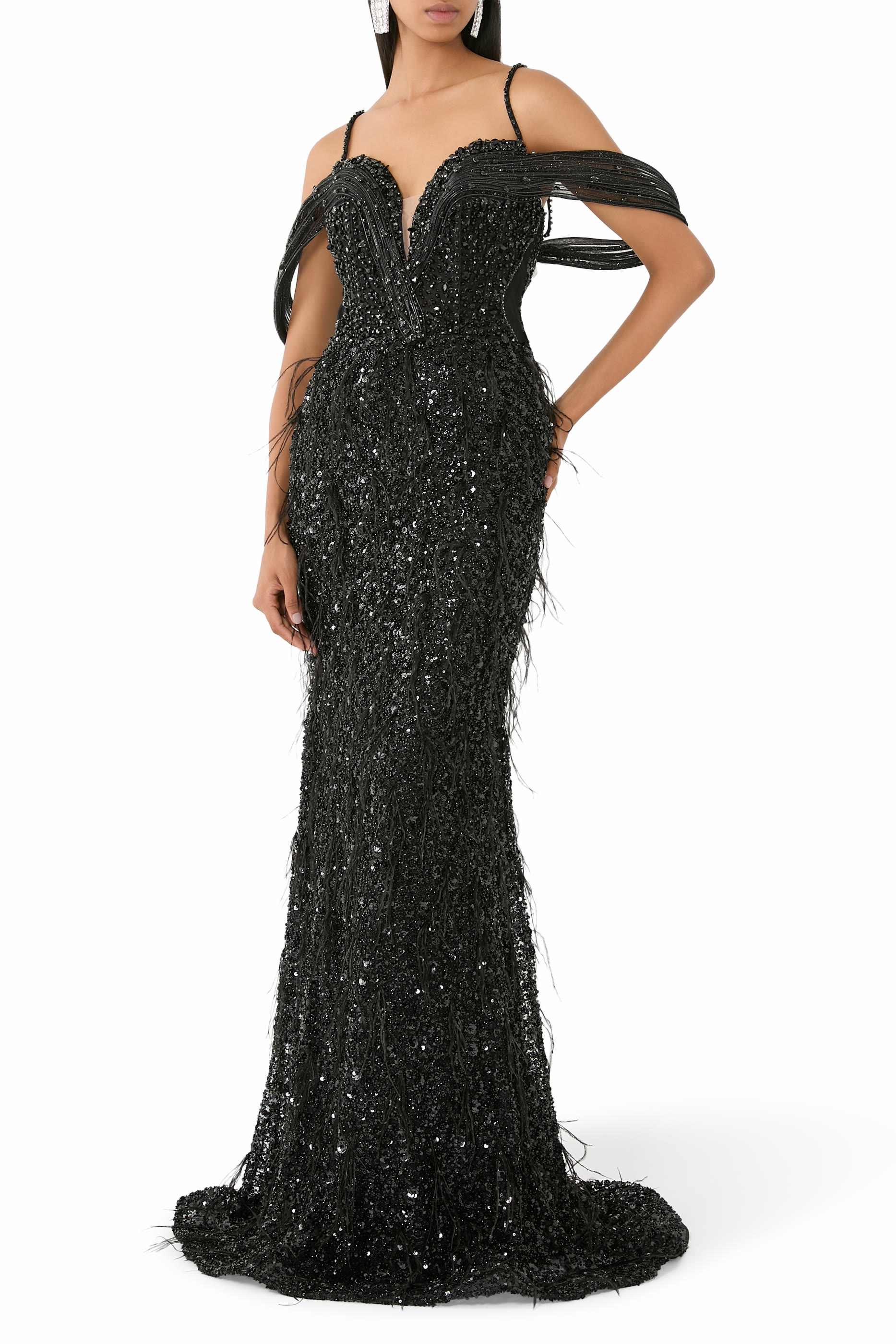 فستان سهرة مطرز بأكتاف مكشوفة مزين بريش