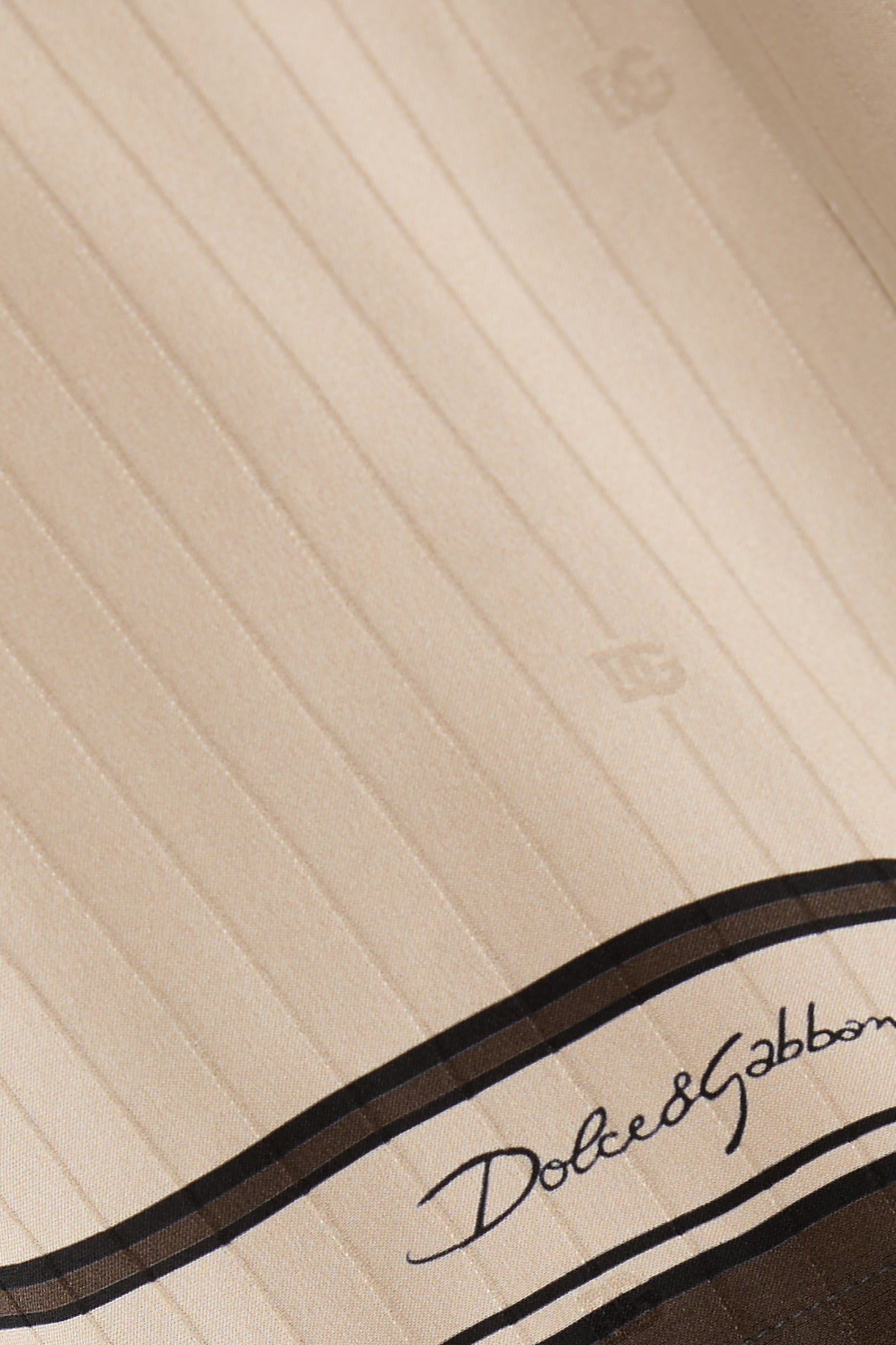 شورت بيرمودا بتصميم جامعي مخطط بشعار الماركة حرير