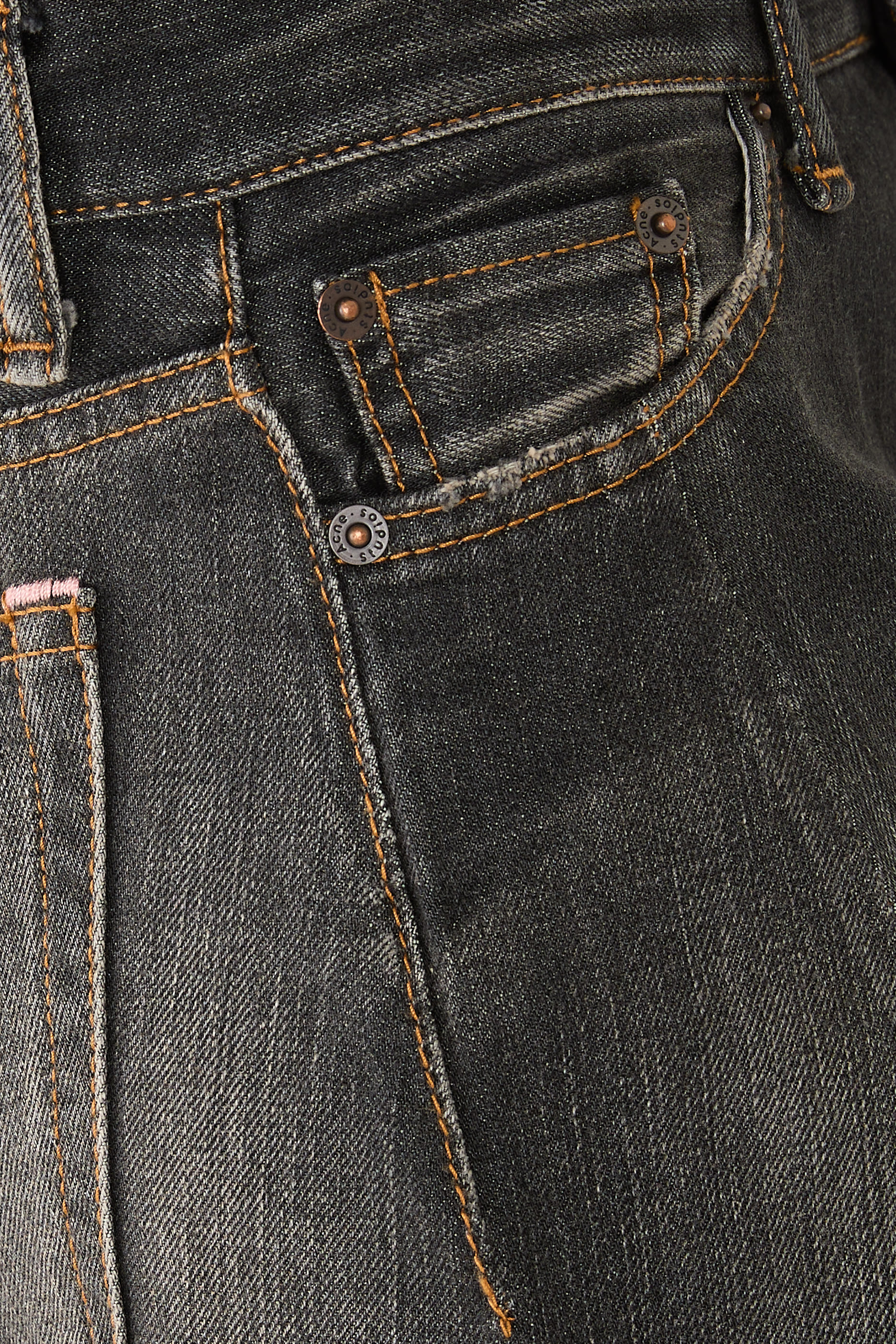 بنطال جينز بقصة واسعة