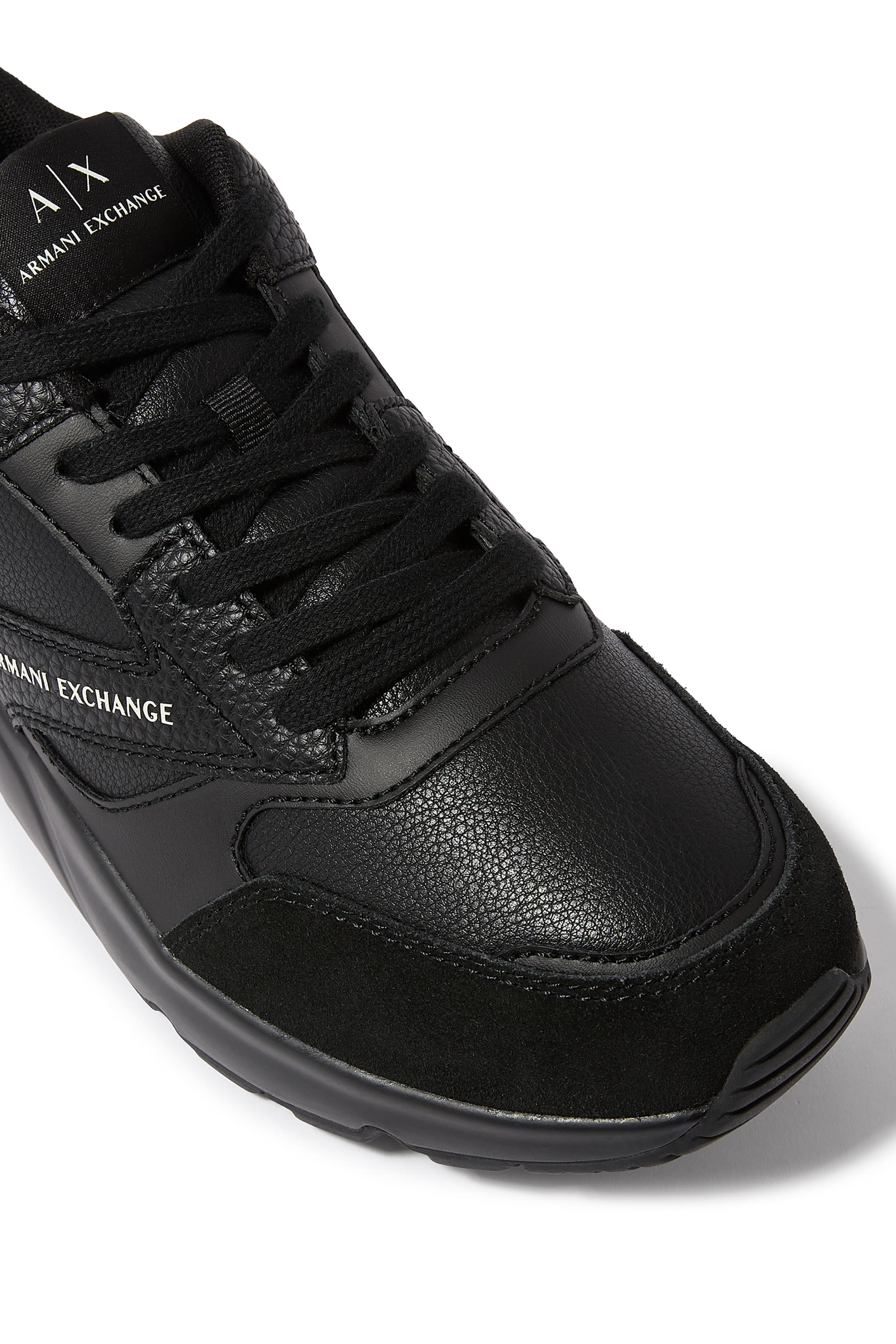 سنيكرز بتفاصيل بلون متباين