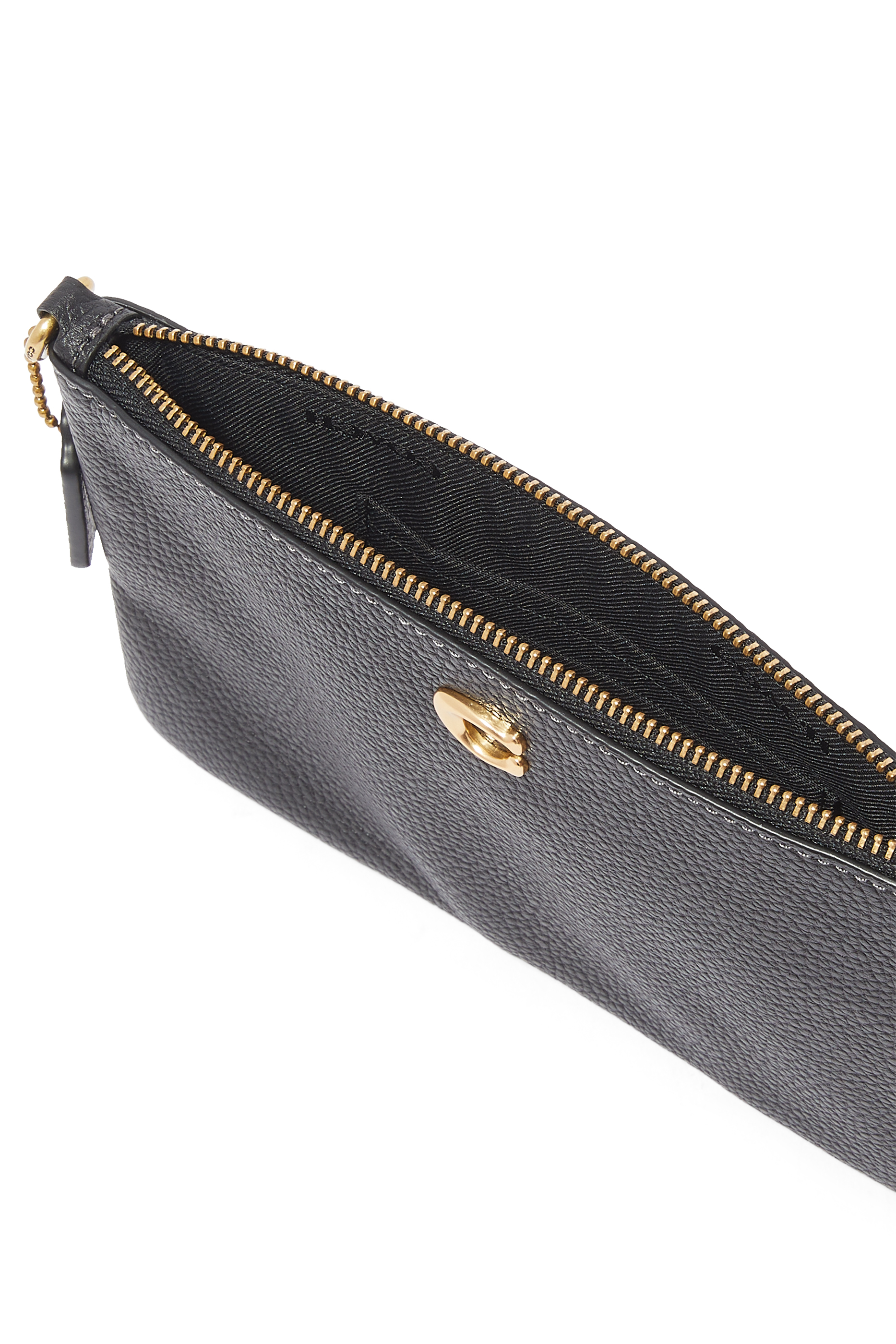 حقيبة بسوار معصم وحلية بحرف شعار الماركة