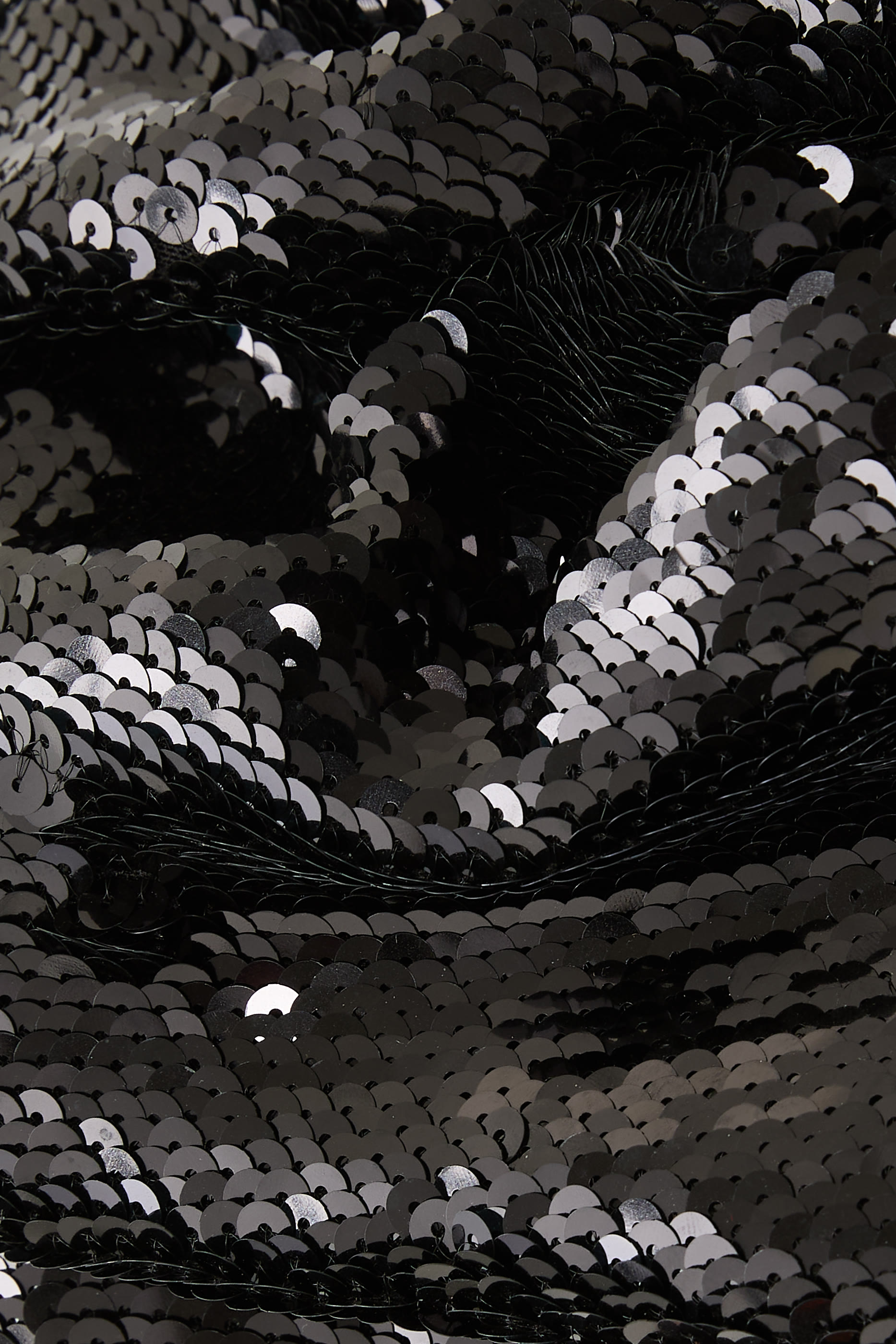 فستان متوسط الطول مزين بترتر