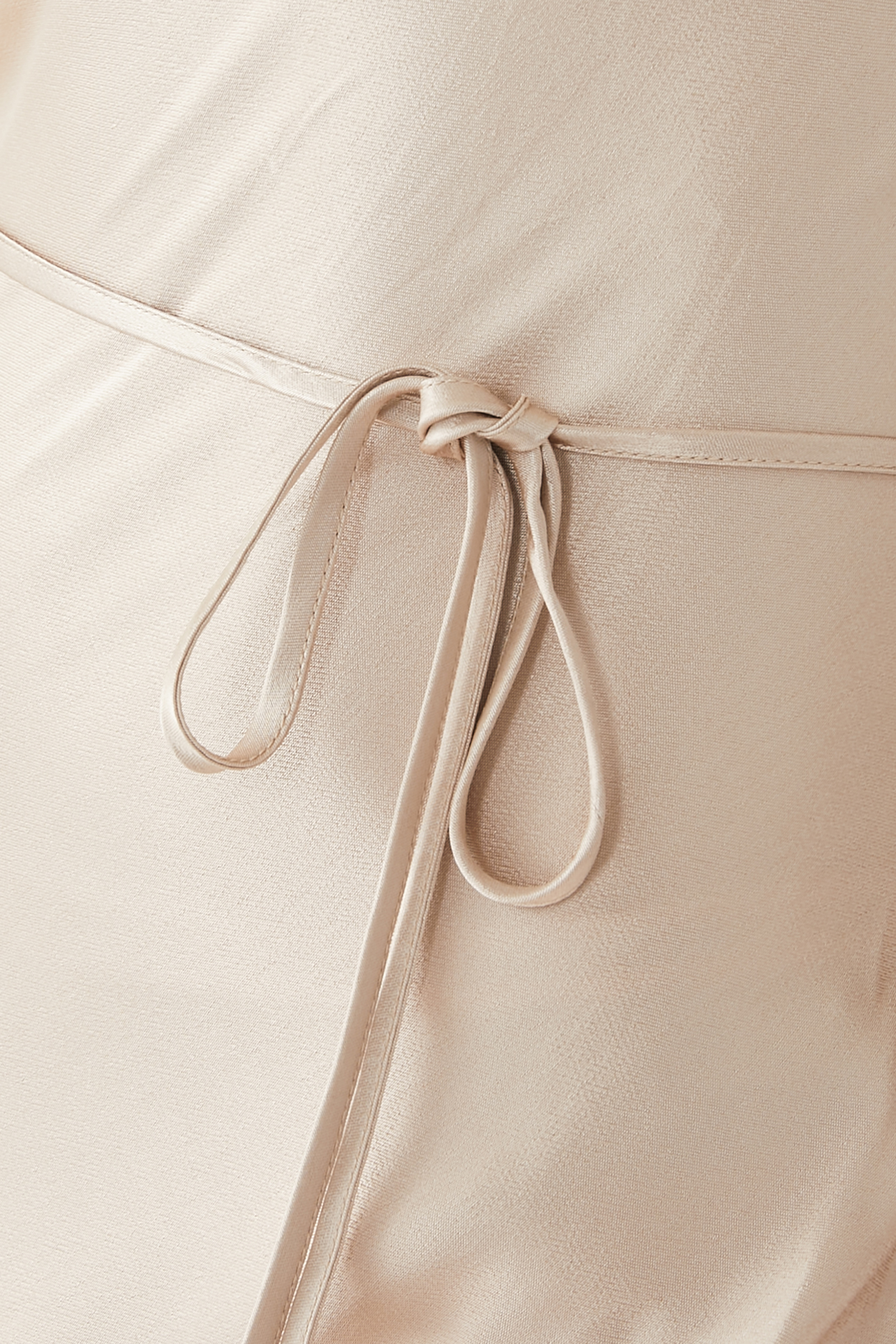 فستان لا لون طويل بياقة مطوية