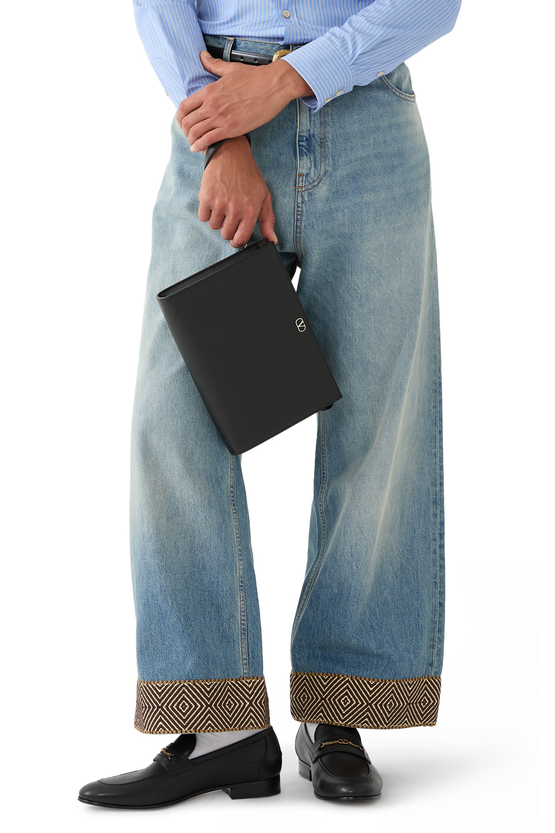 حقيبة صغيرة بشعار الماركة