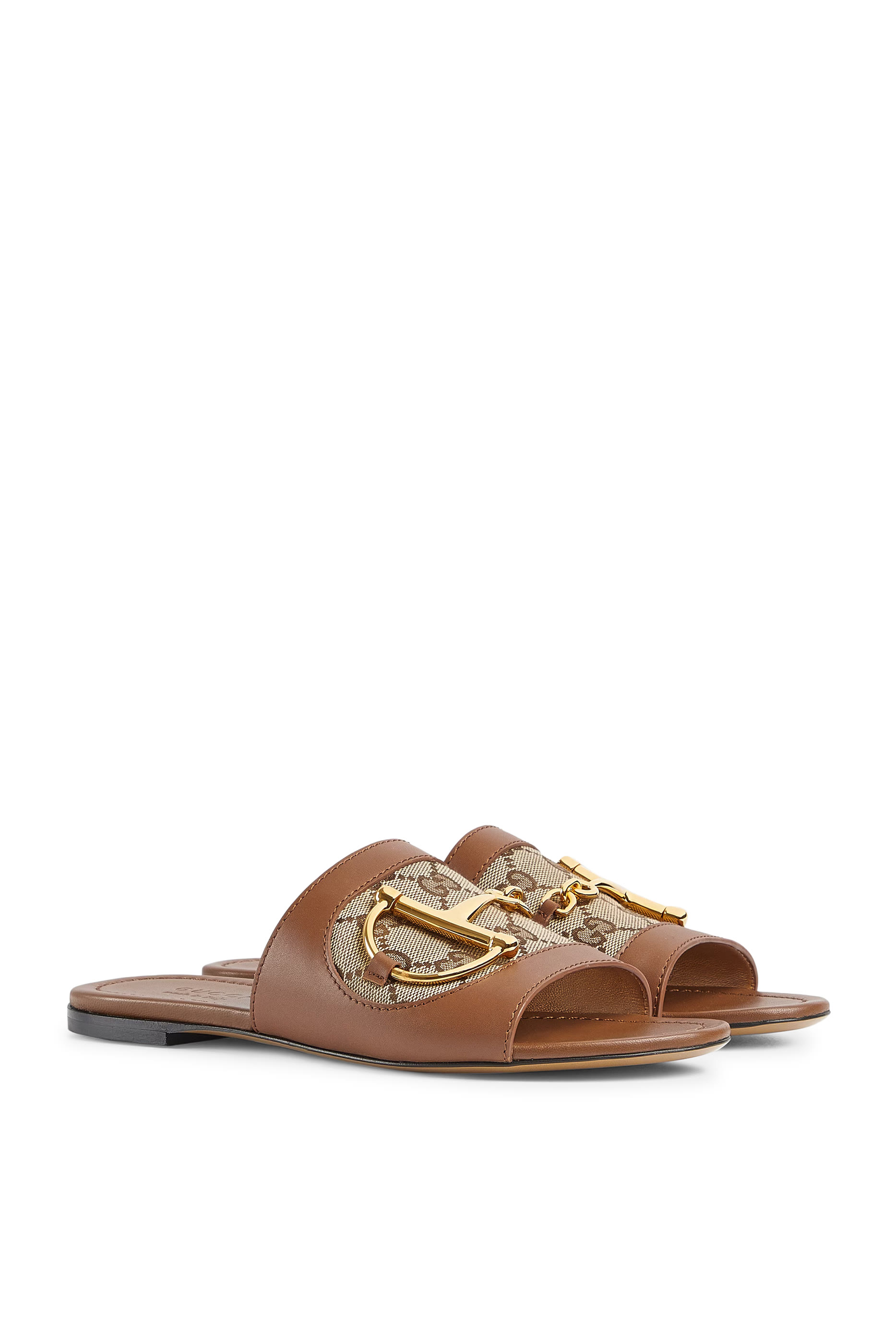 حذاء مفتوح من الخلف بحلية لجام الحصان