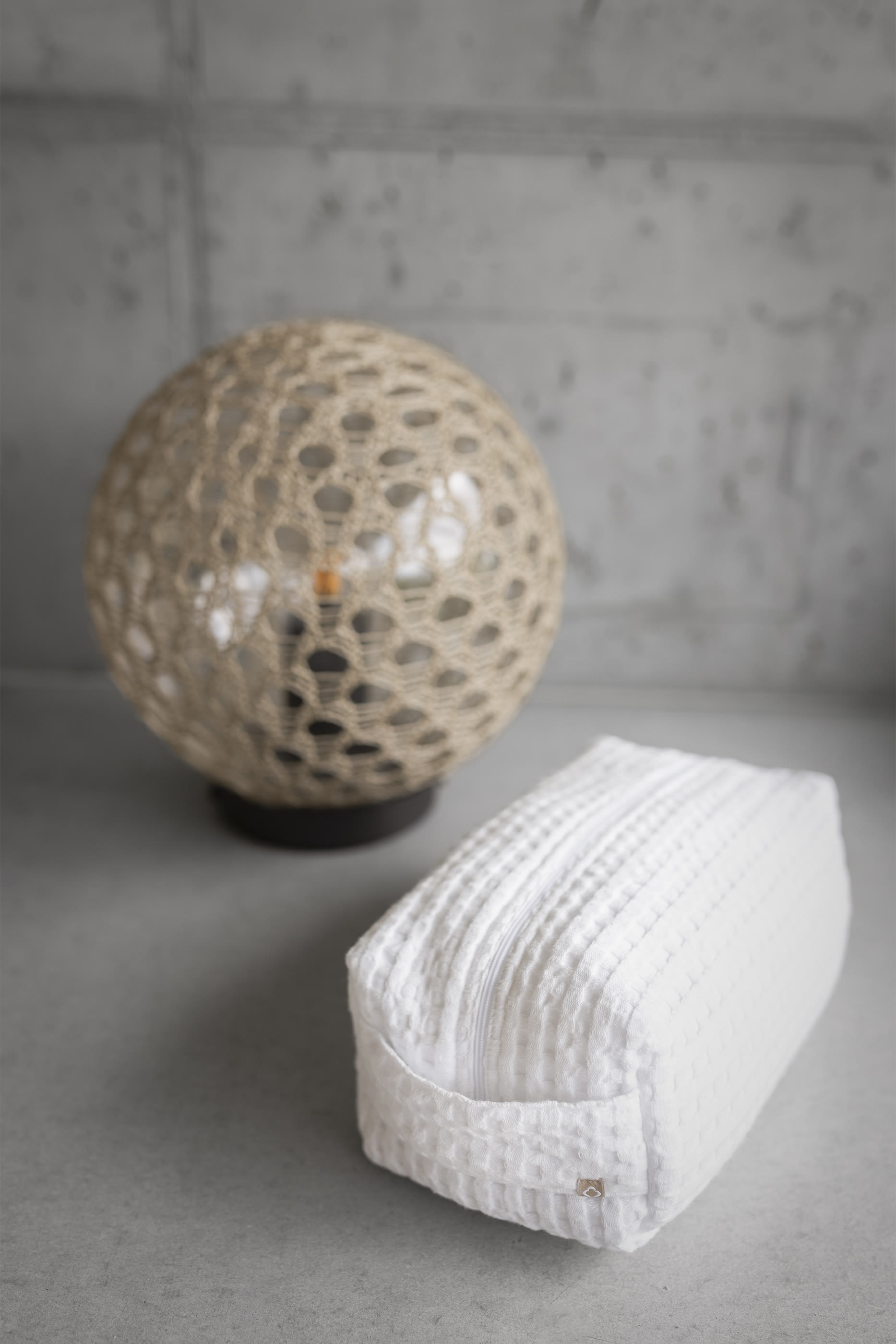 حقيبة مستحضرات تجميل بوسادا