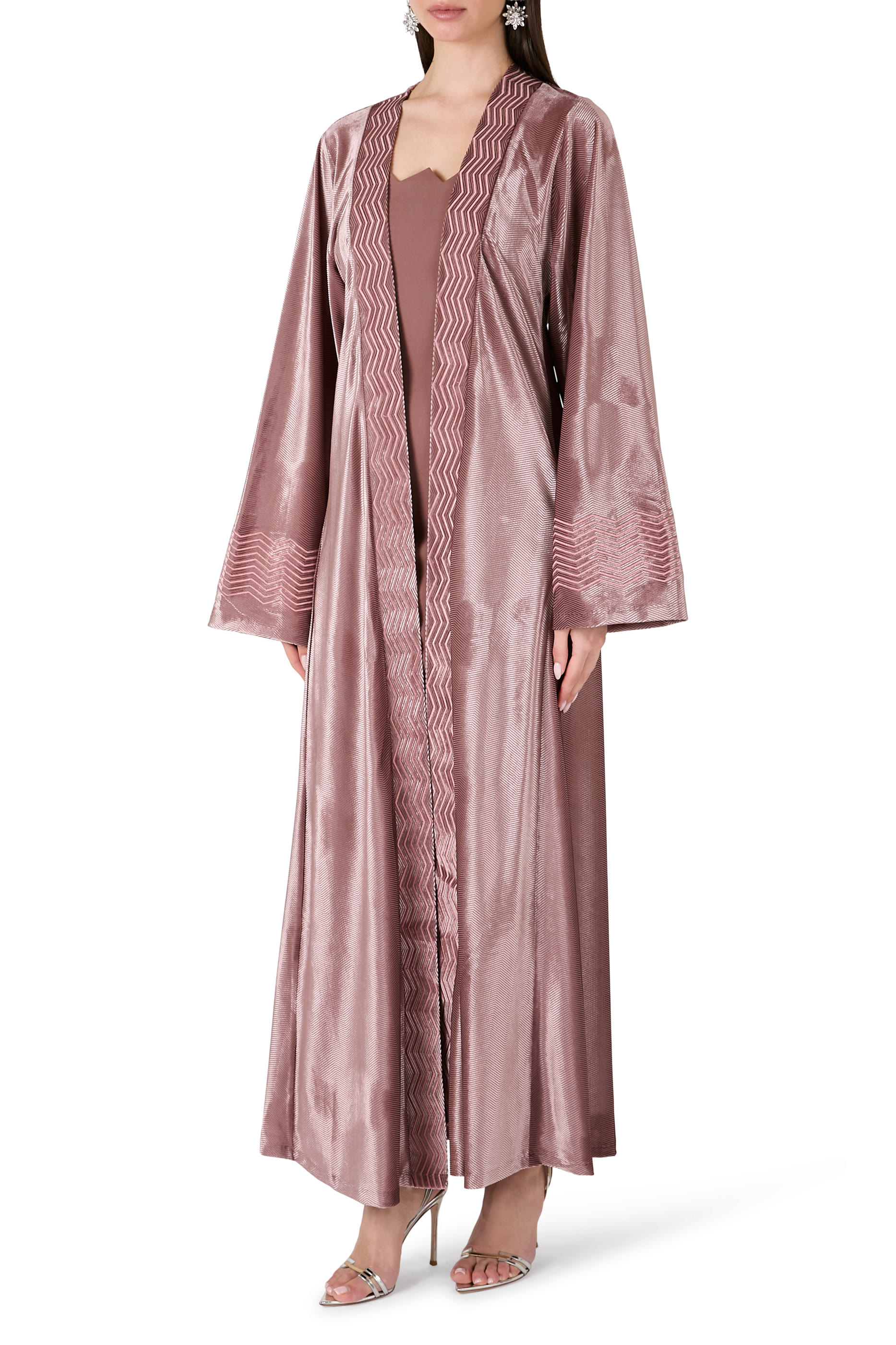 طقم فستان وعباية بنقشة متعرجة