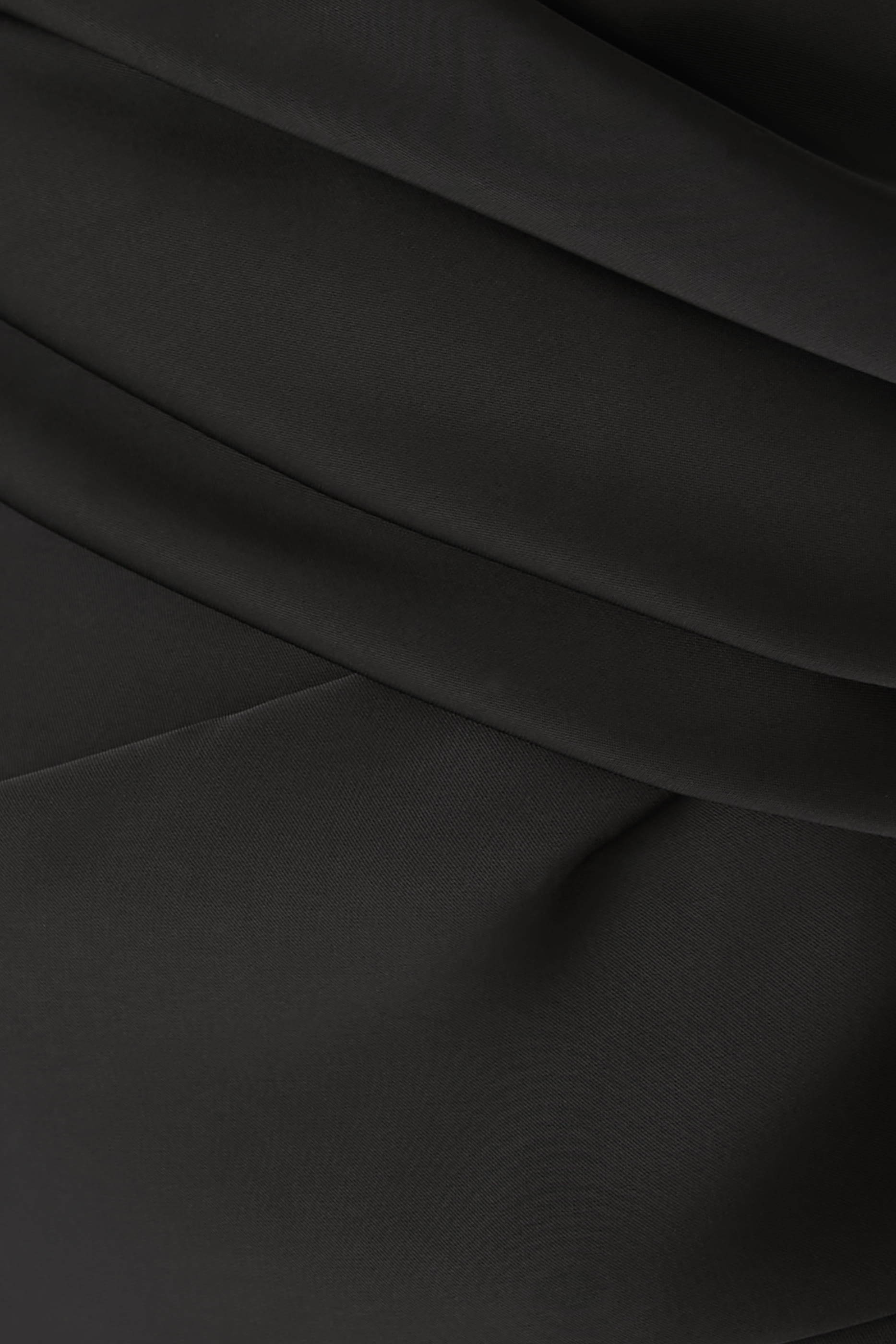 فستان بأكتاف متساقطة