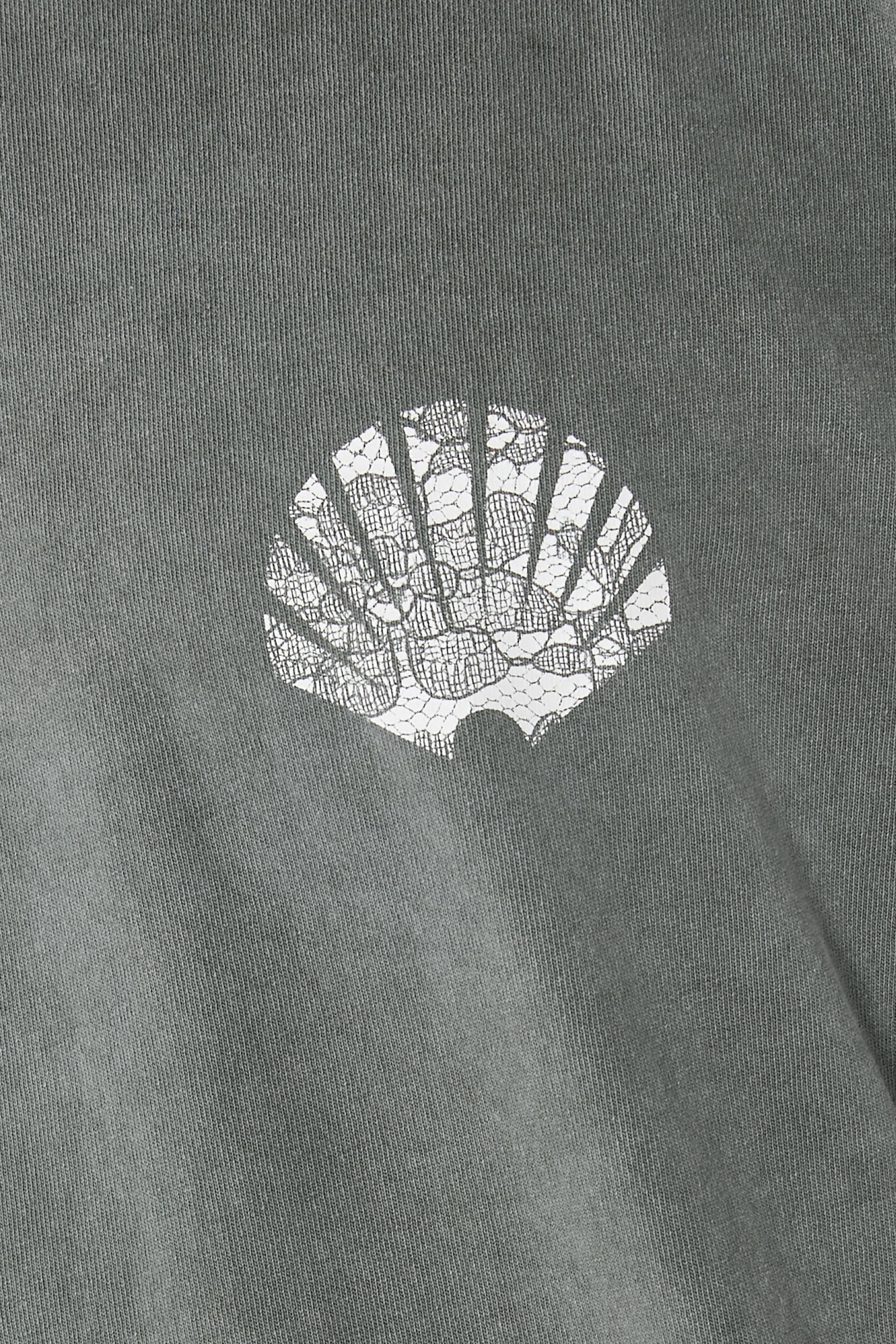 تيشيرت بشعار الماركة ونقشة دانتيل