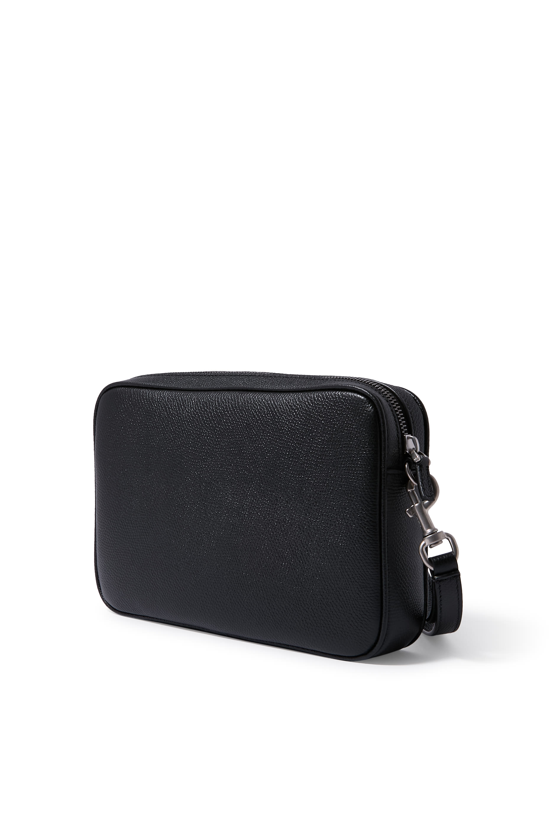 حقيبة صغيرة بشعار الماركة