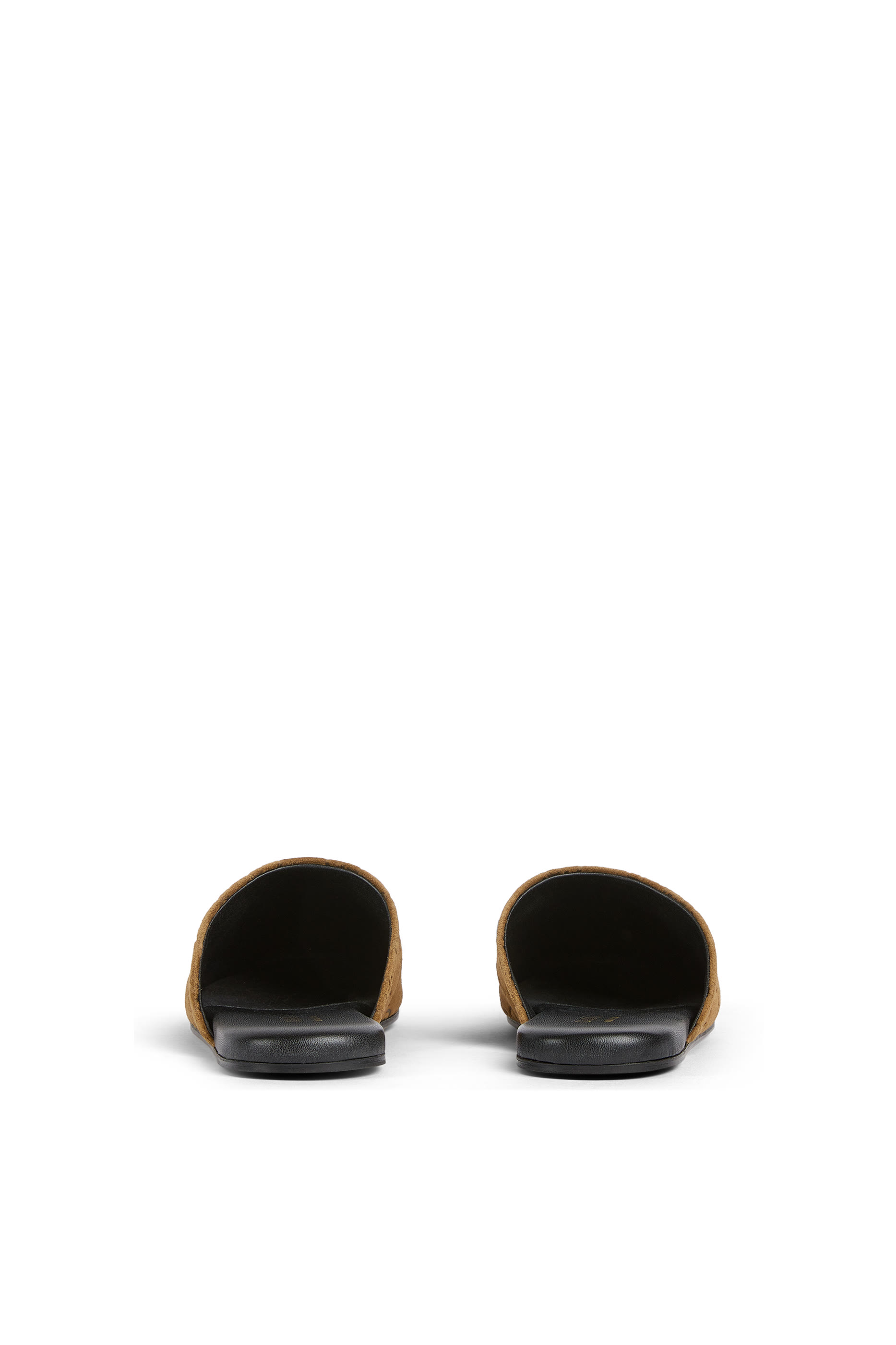 حذاء مفتوح من الخلف بحلية لجام الحصان