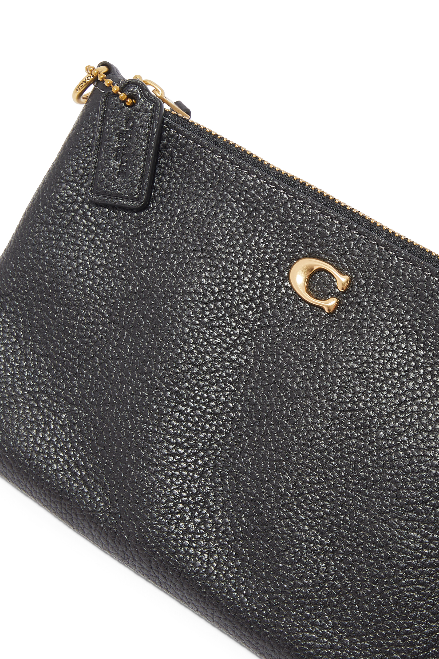 حقيبة بسوار معصم وحلية بحرف شعار الماركة