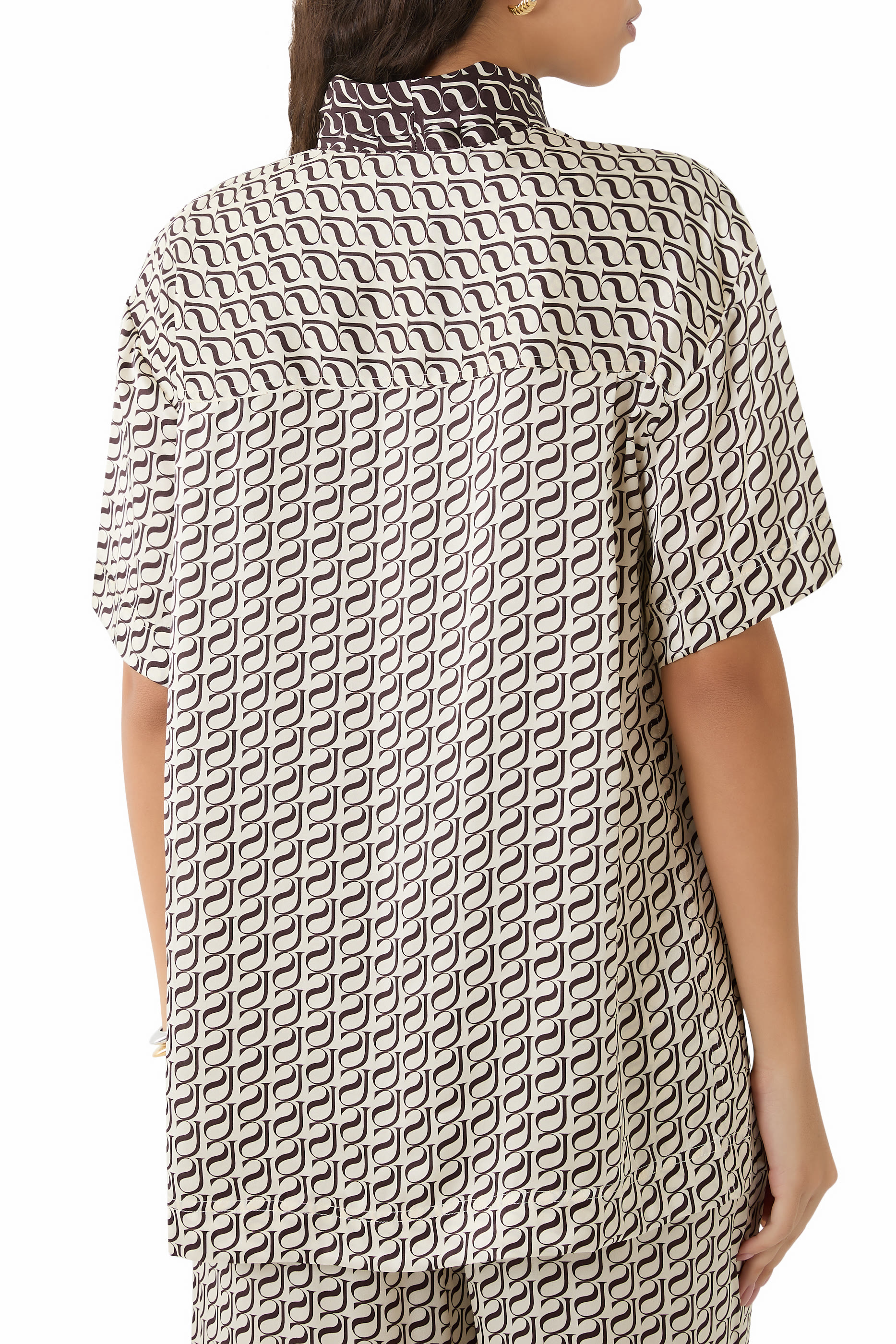 قميص بجزء بلون مغاير ونقشات حروف شعار الماركة حرير