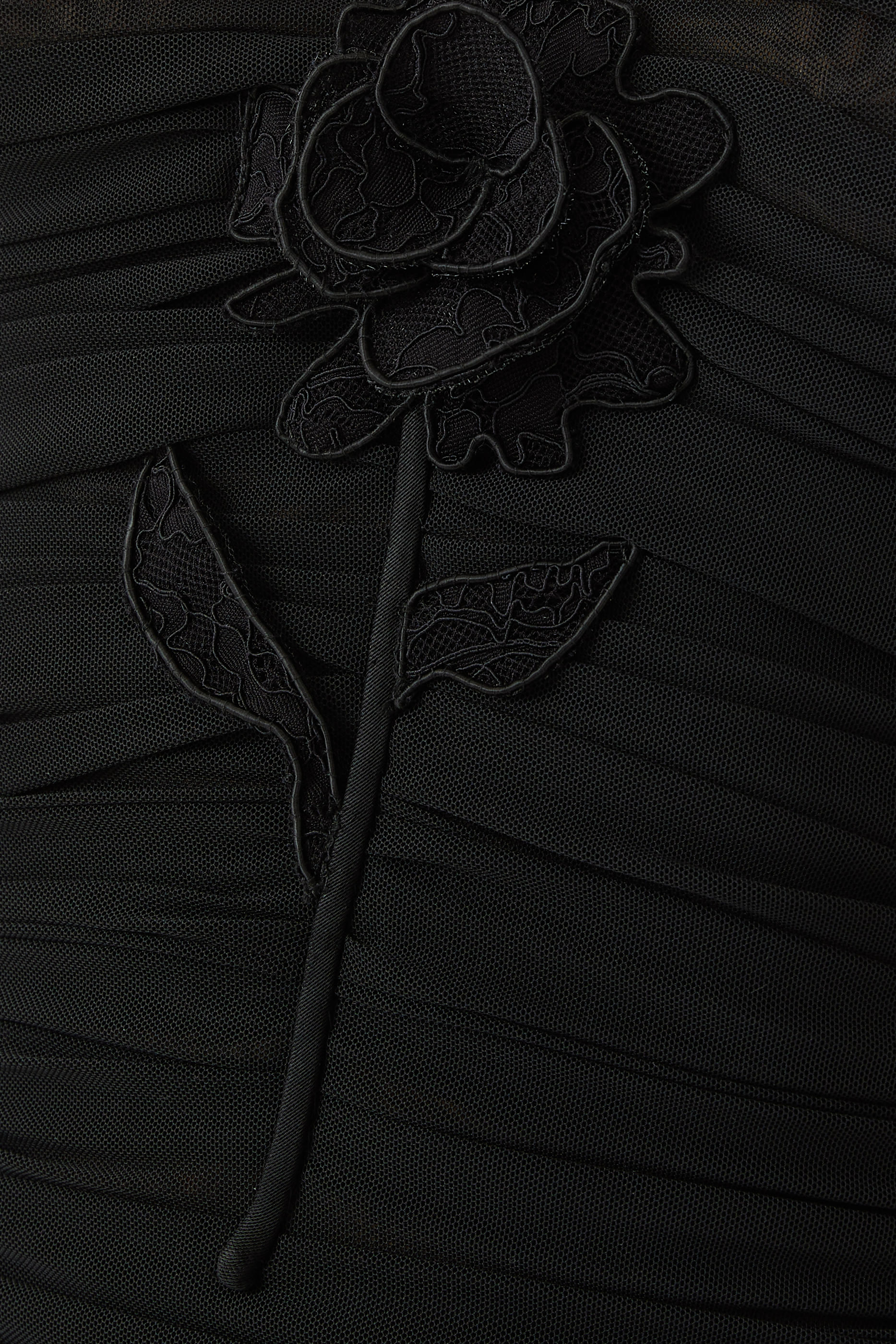 فستان متوسط الطول مزين بكشكش وزهرة دانتيل