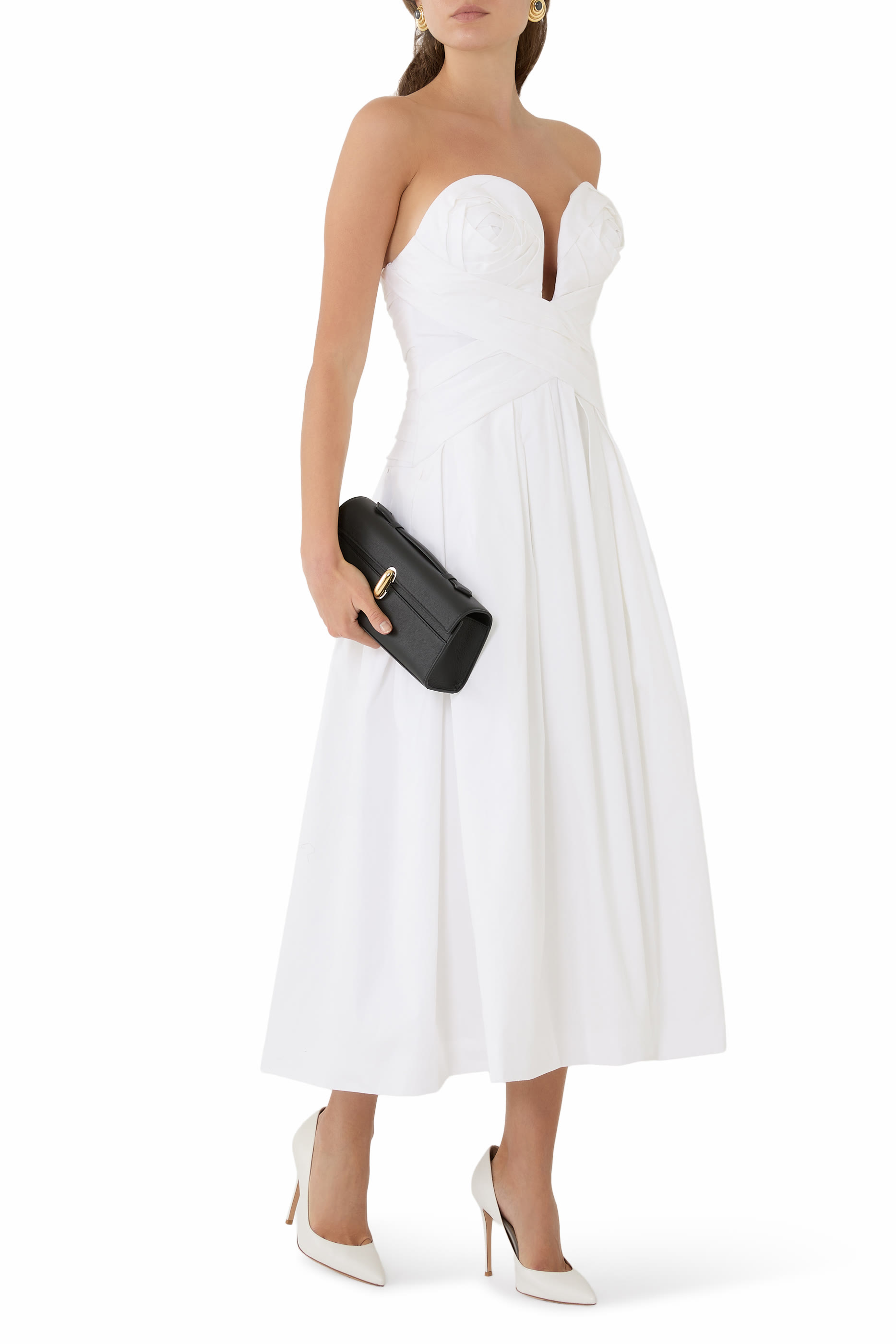 فستان بلا حمالات بتفاصيل درابيه وقصة متوسطة الطول واسعة نحو الأسفل