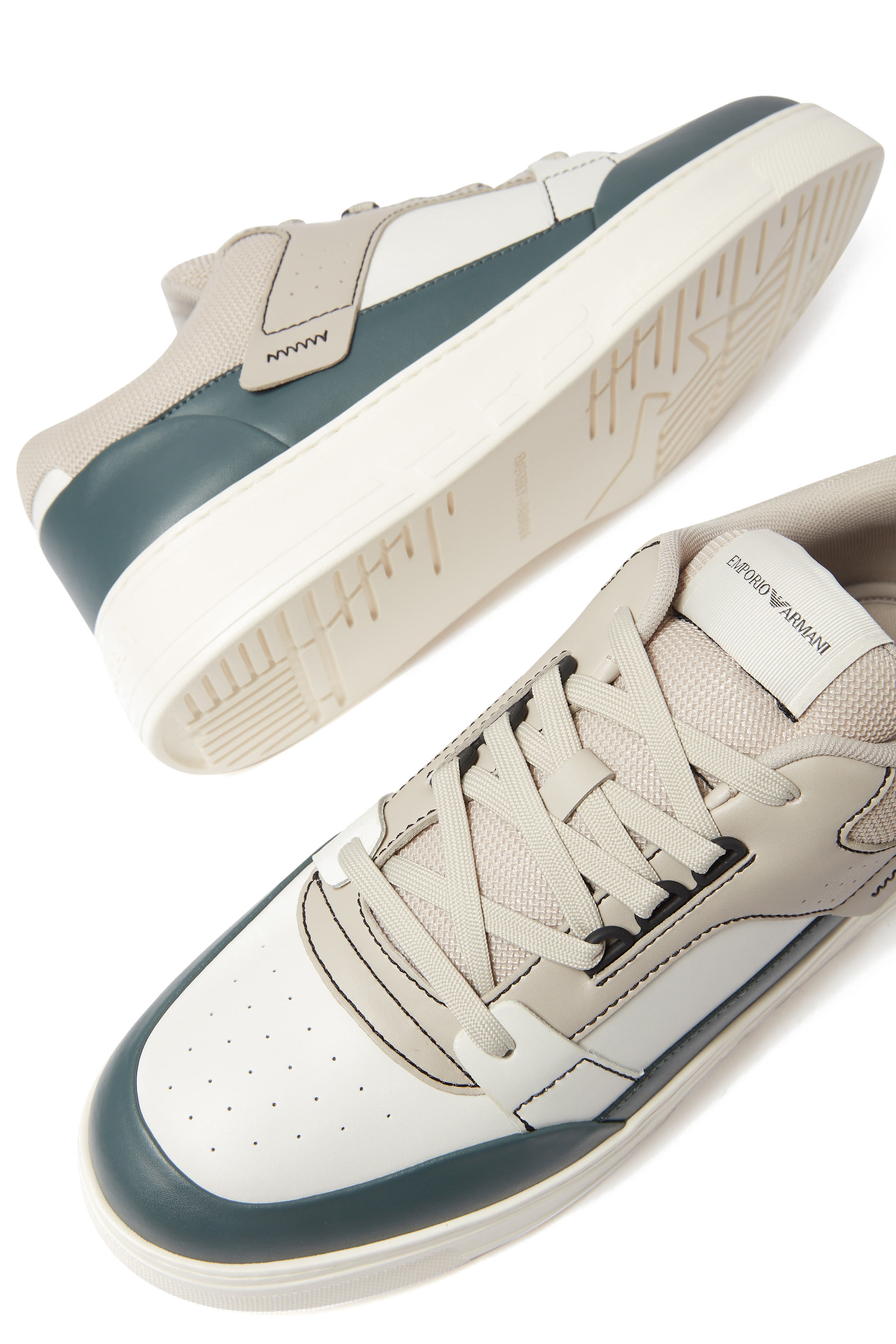 سنيكرز جلد بشعار الماركة