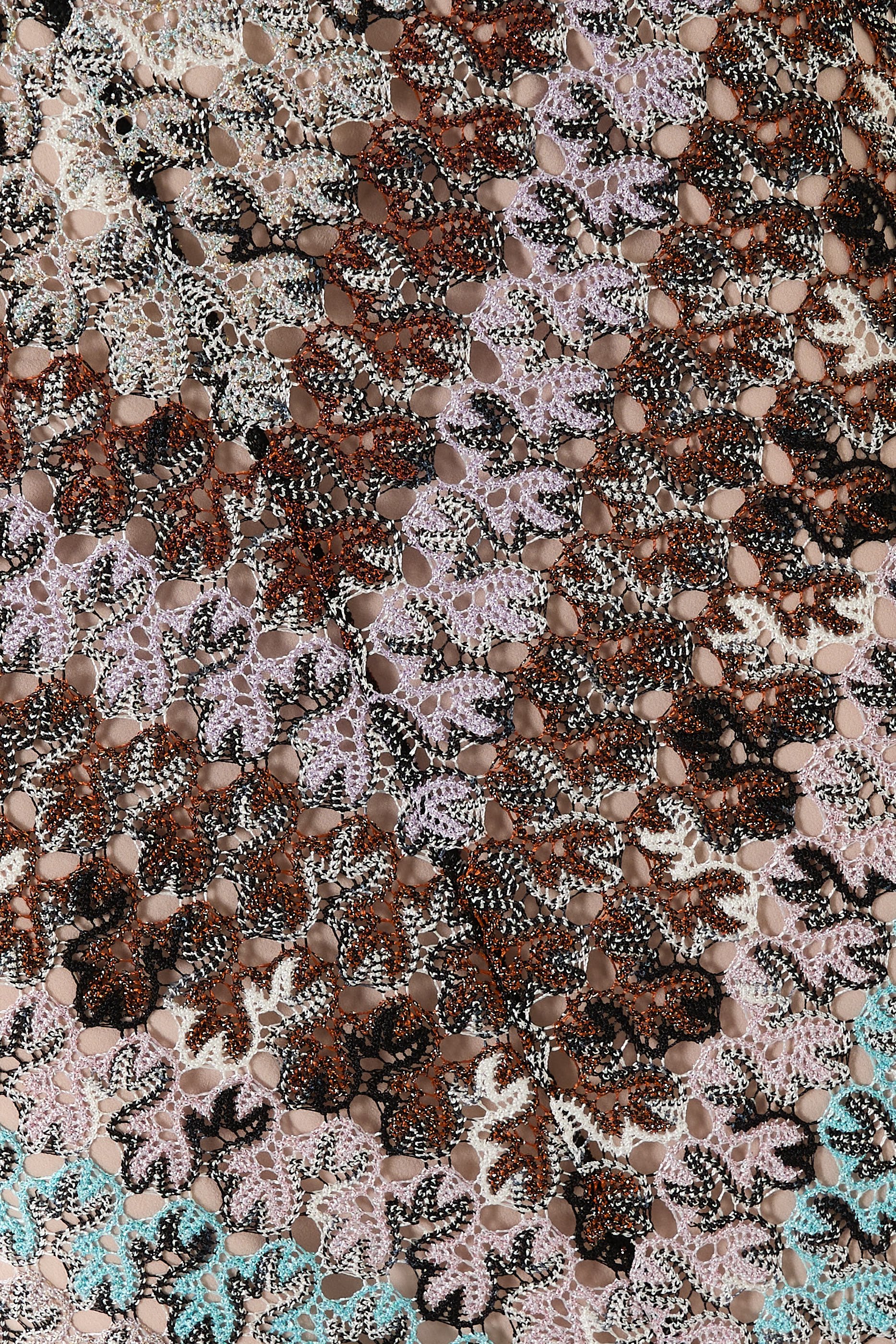 تنورة بقصة طويلة واسعة دانتيل