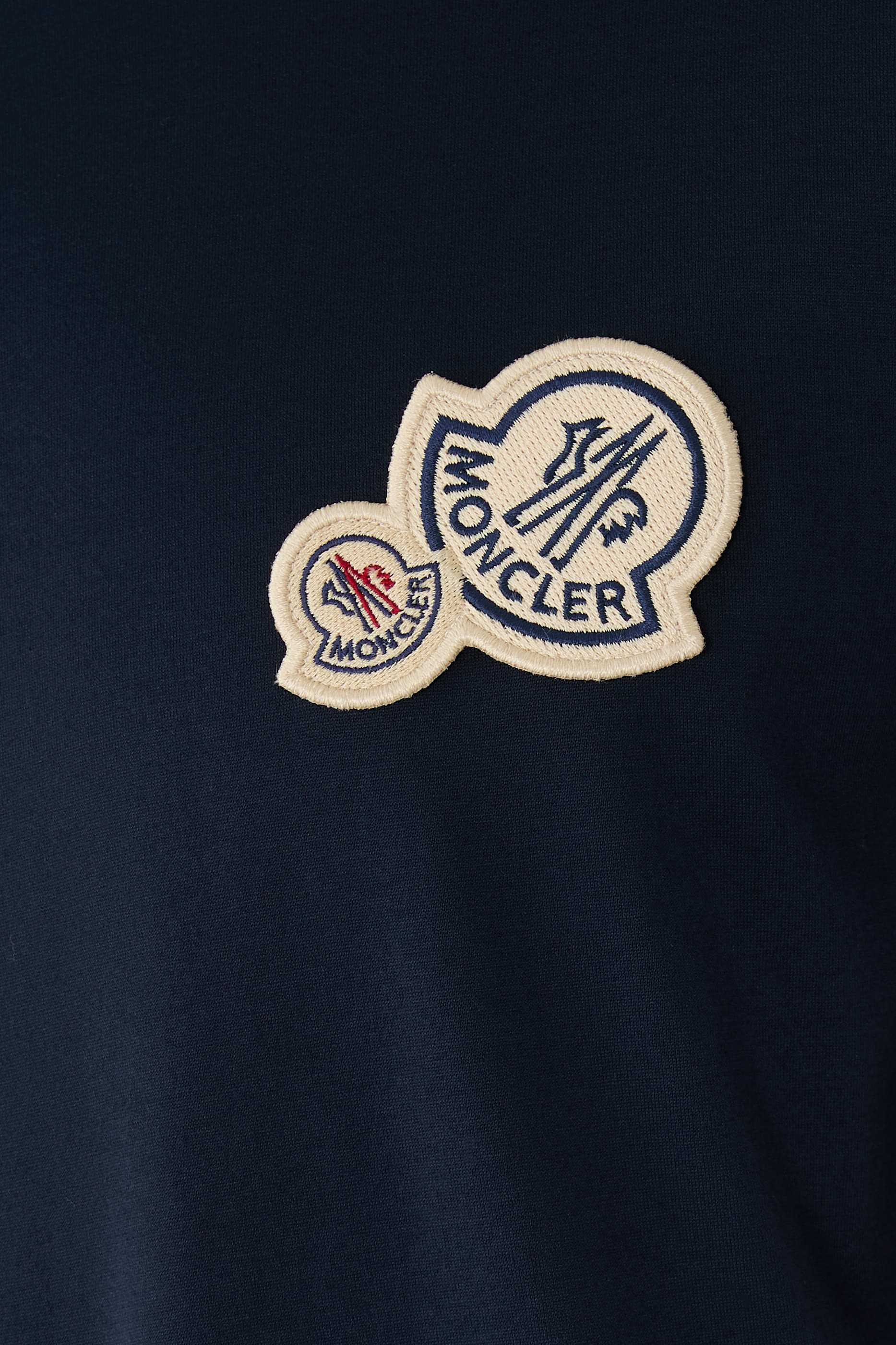 تيشيرت بأكمام قصيرة