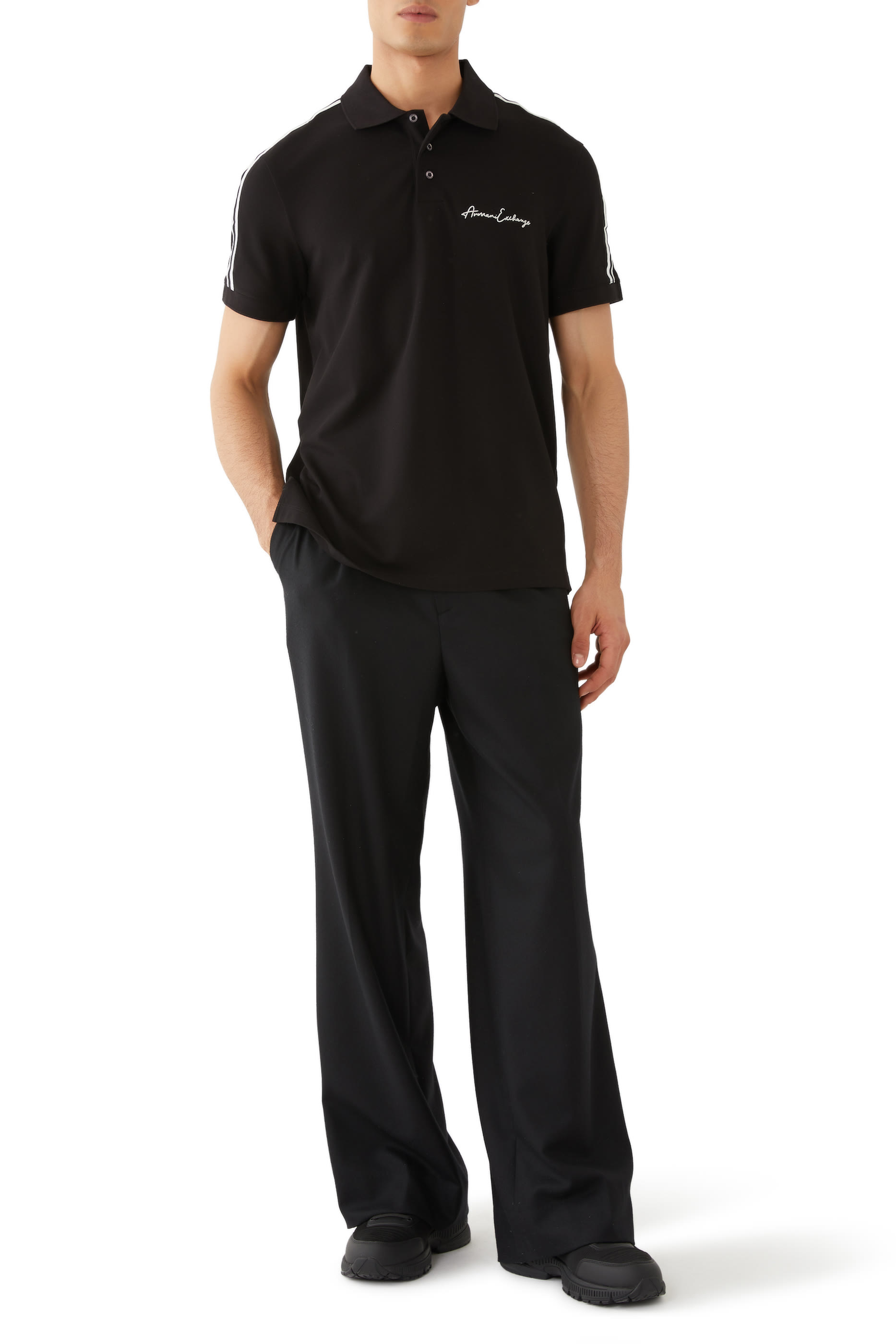 قميص بولو بقصة عادية وشعار الماركة